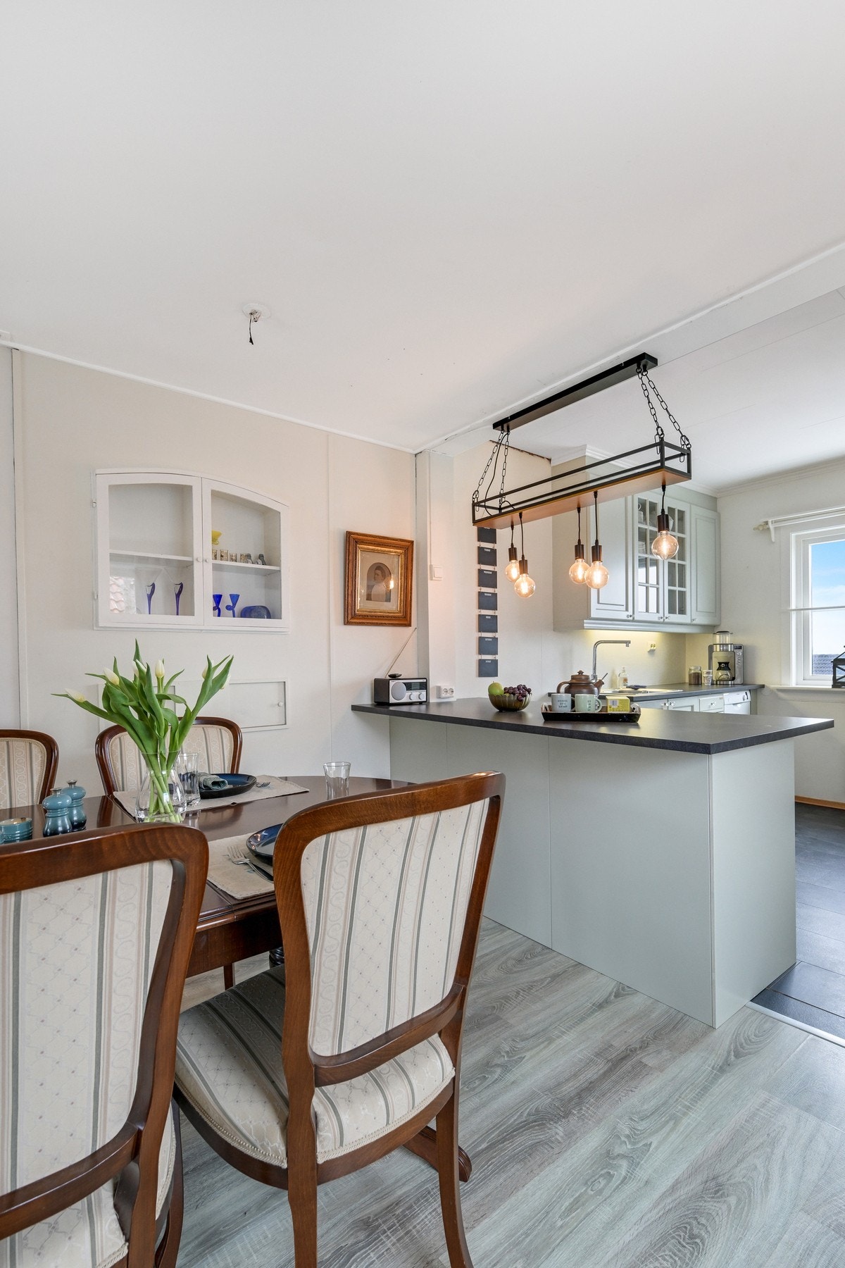 Praktisk også med kjøkkenøy for ekstra benkeplass Galleribilde