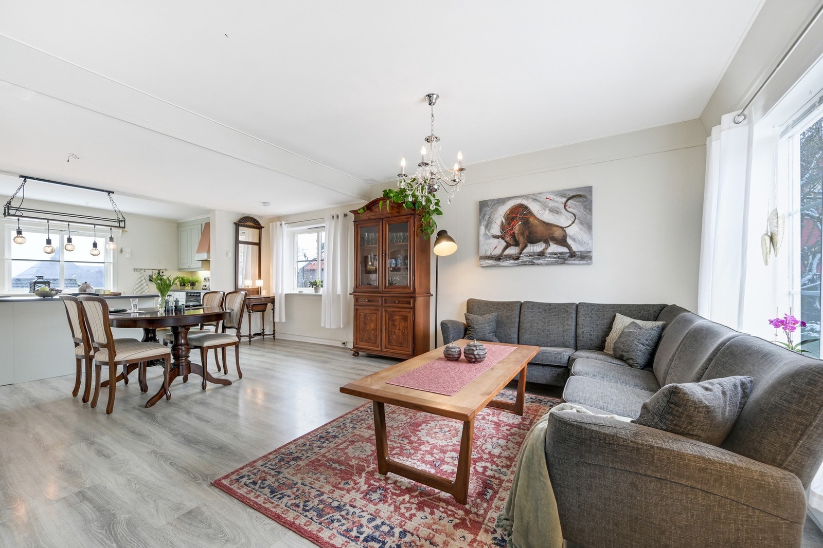 Her har man god plass til både salong og spisebord Galleribilde