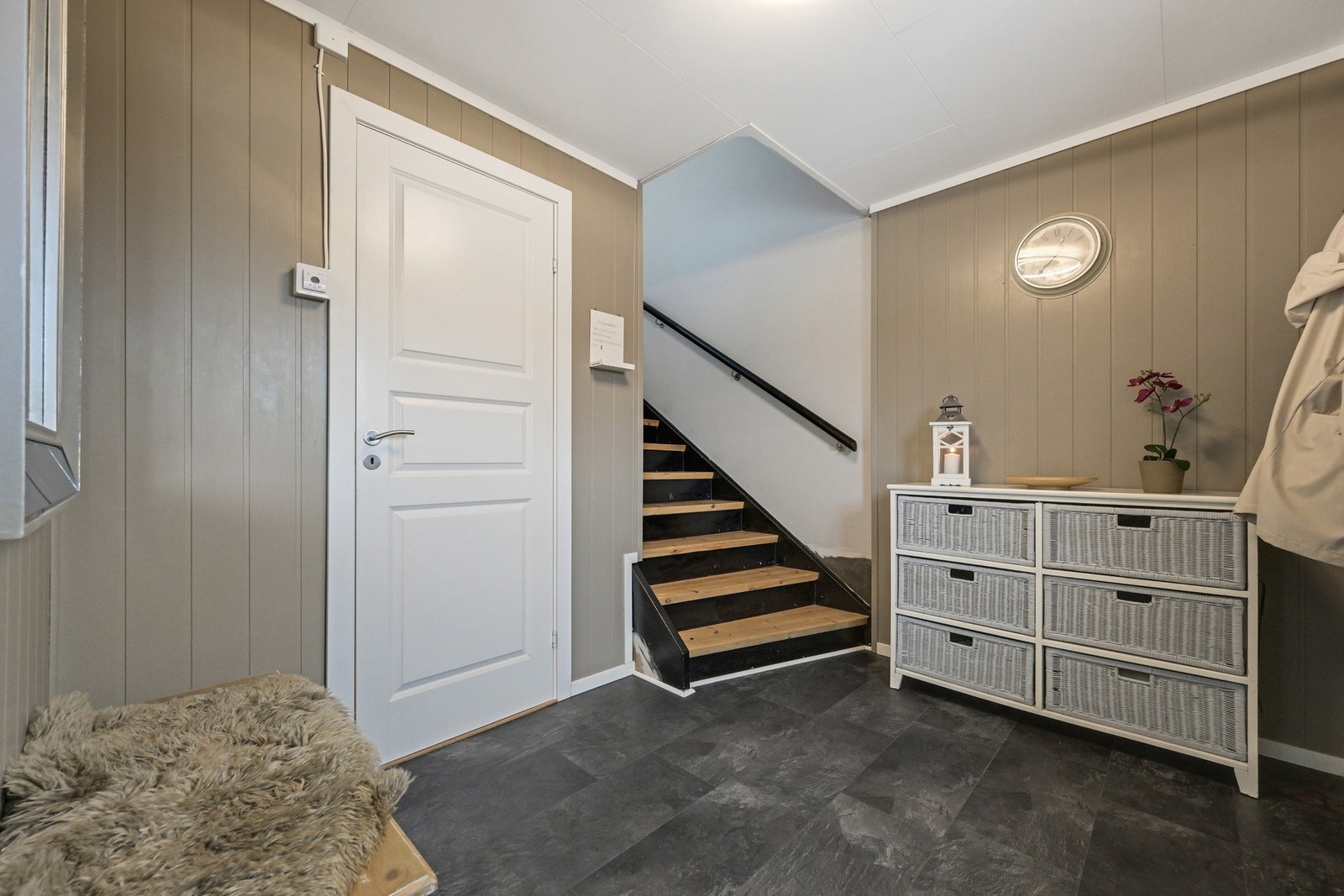 Vi tar trappen ned og til en romslige entreen med adkomst til vaskerom til venstre i bilde Galleribilde