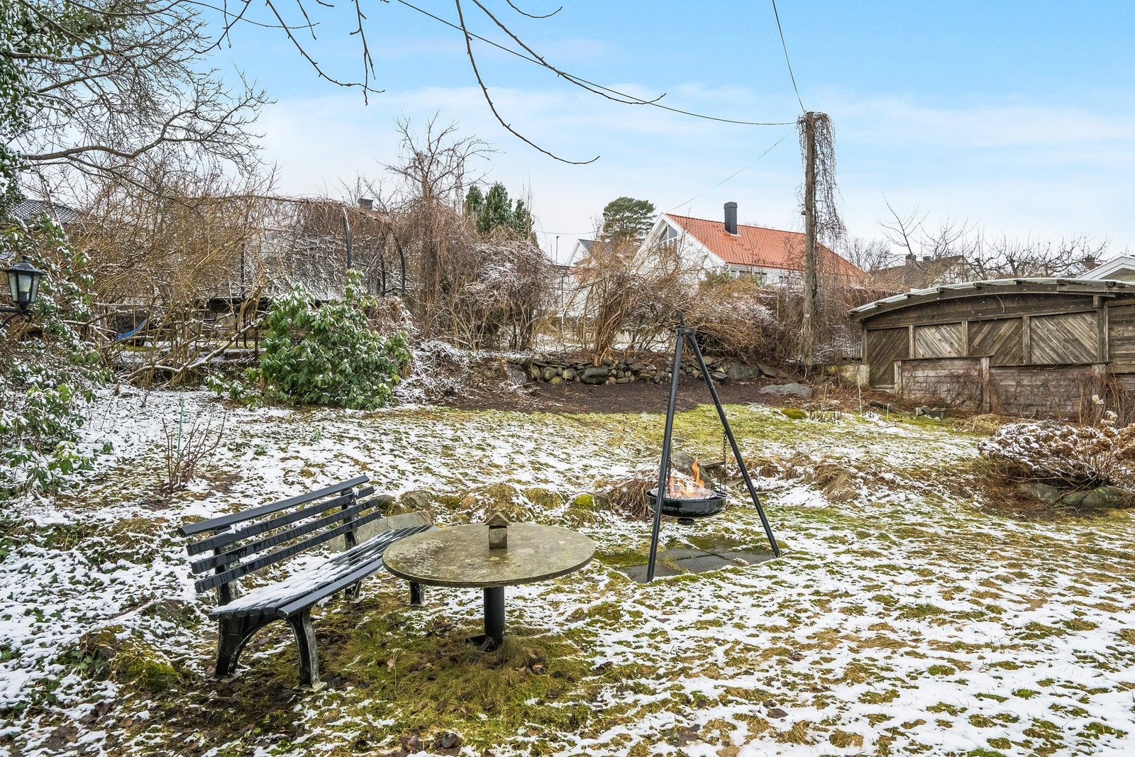 Svært koselig og usjenert hage bak huset Galleribilde