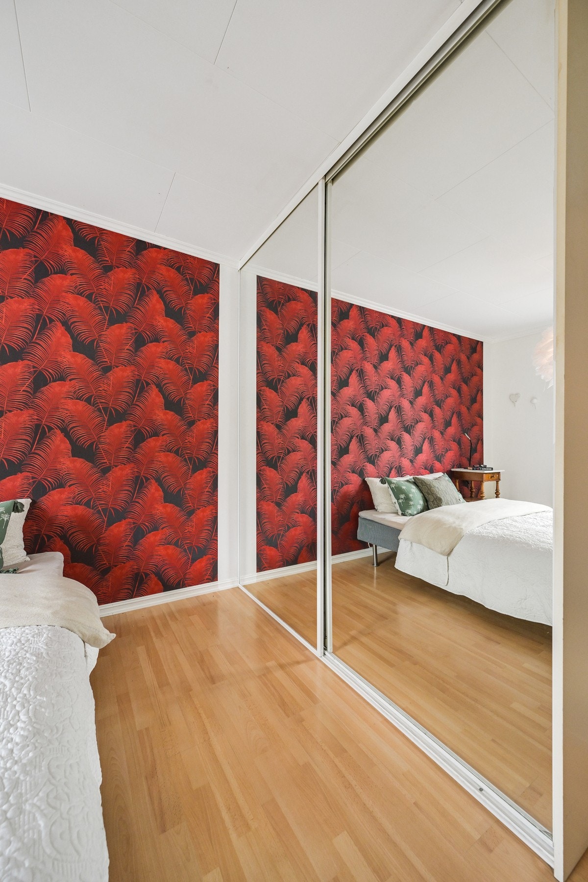 Hovedsoverommet med stor skyvedørsgarderobe Galleribilde