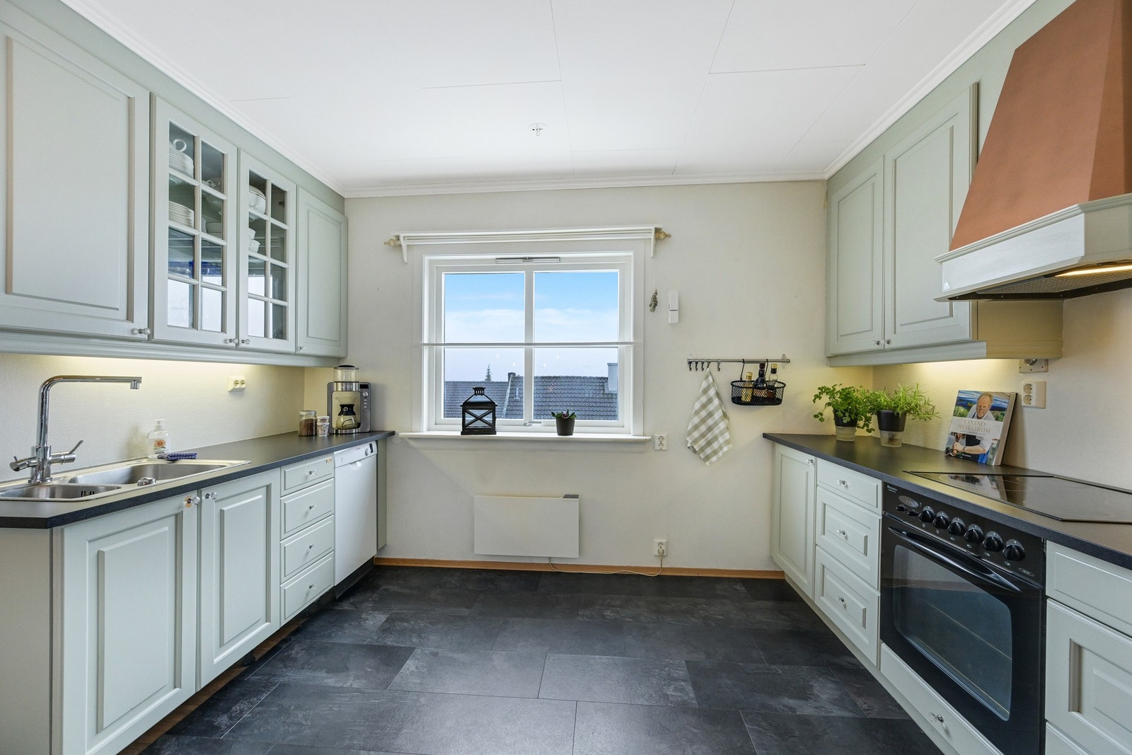 Solid og pent innredning fra kvalitetslevrandøren Huseby Galleribilde