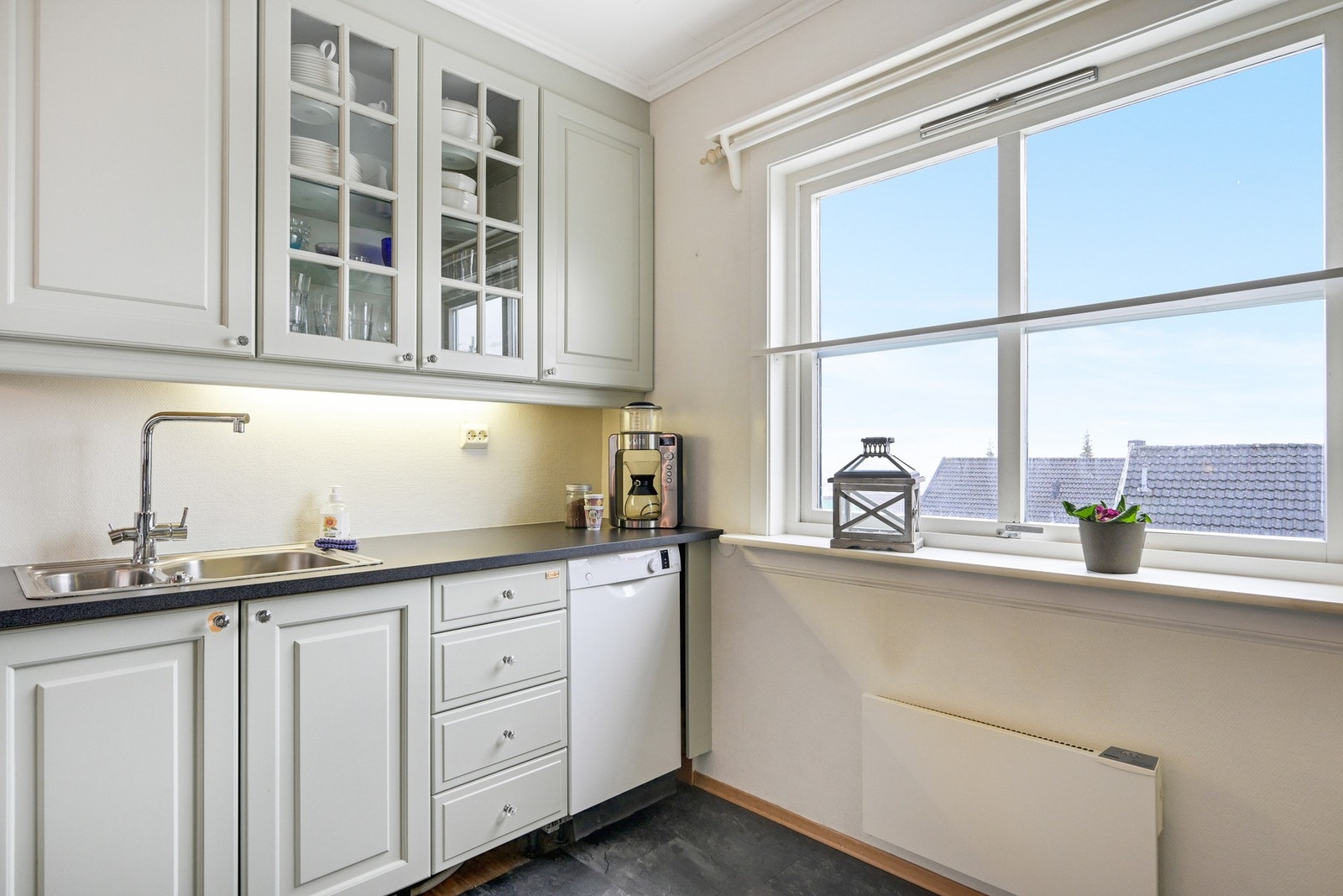 Deilig med masse benkeplass og takhøye overskap Galleribilde