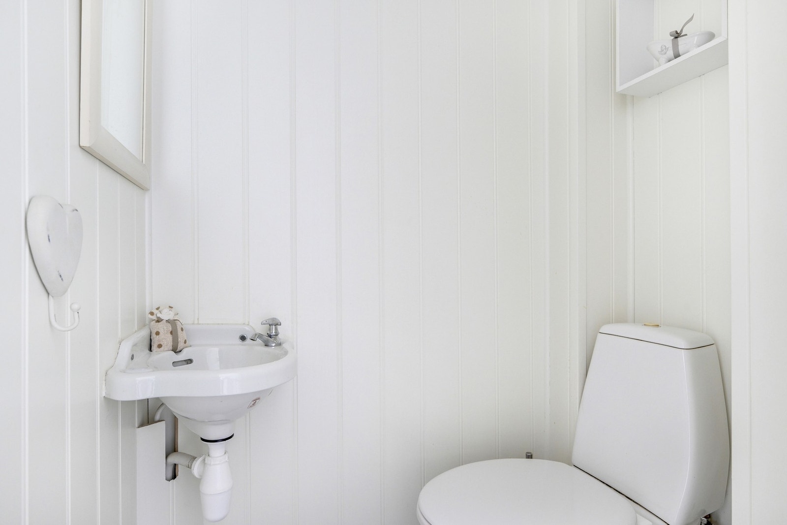 Vegg i vegg med badet er det separat toalettrom Galleribilde