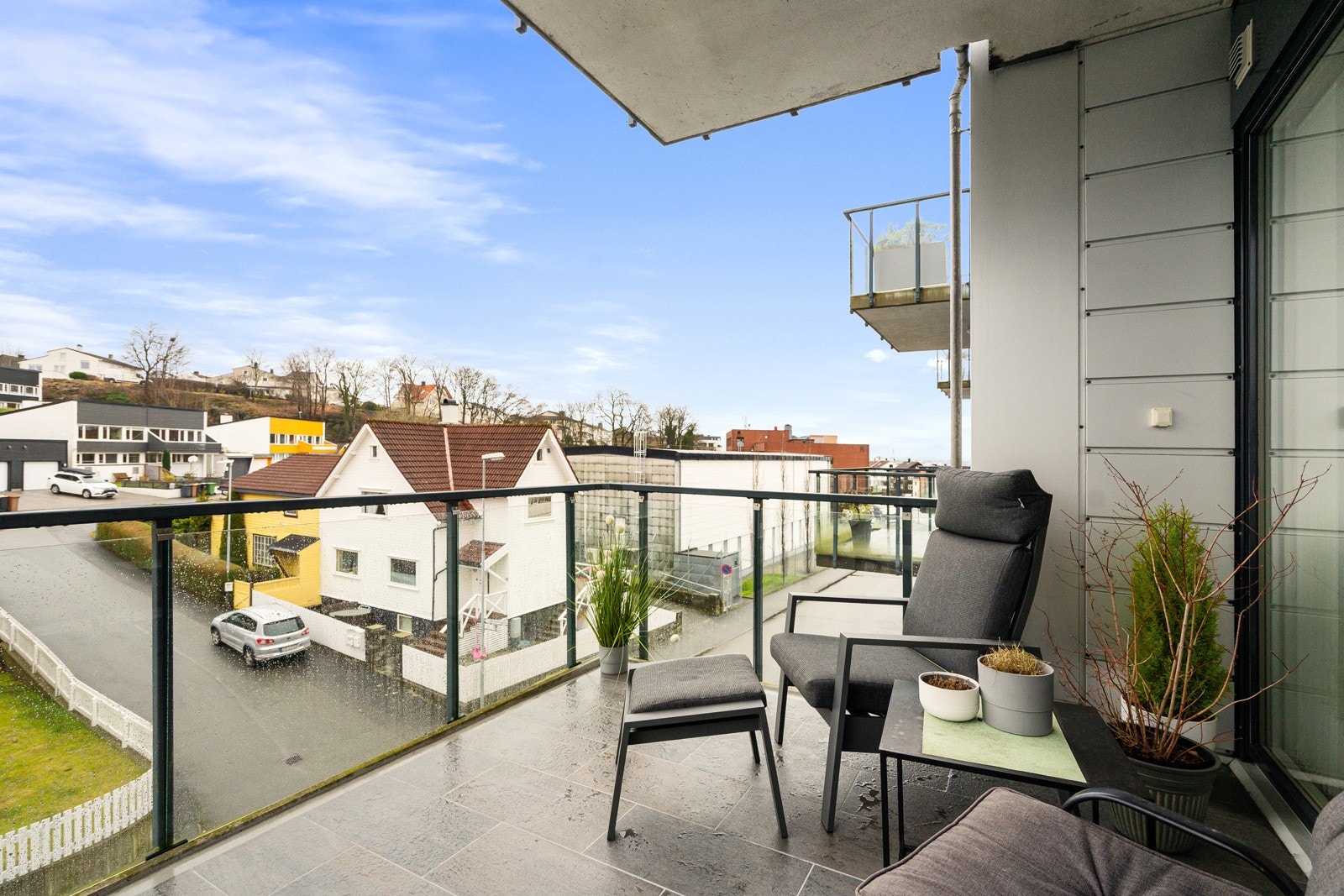 Romslig balkong med gode solforhold. Galleribilde