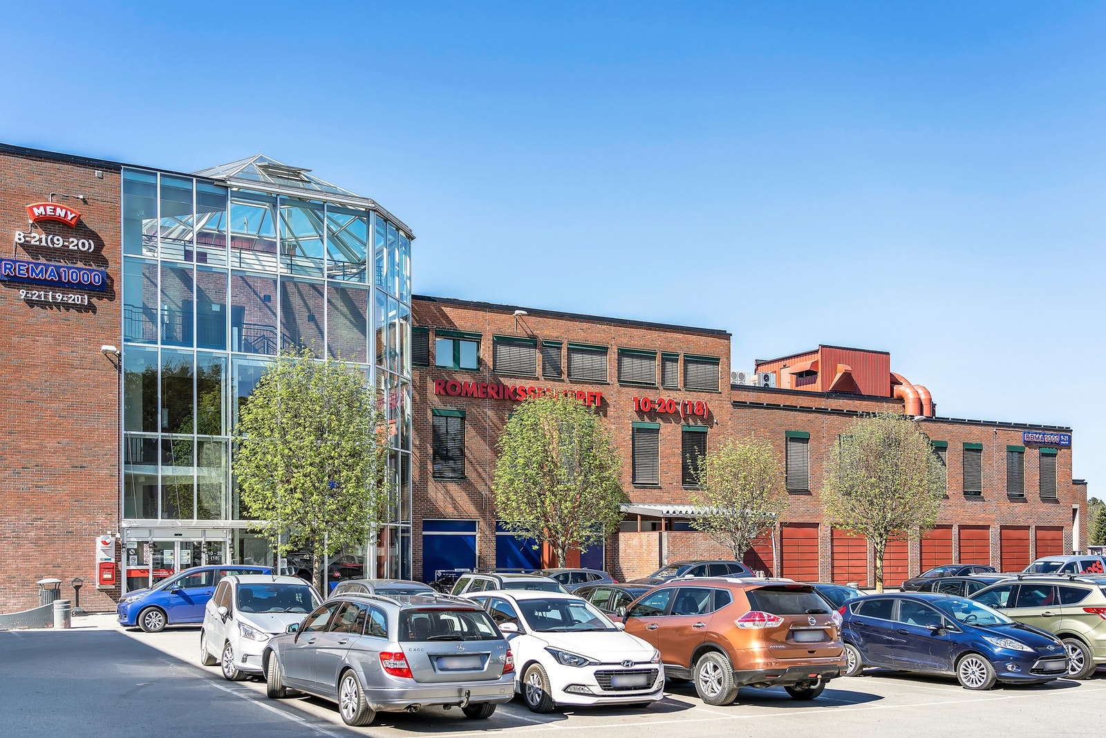 Romerikssenteret, med over 30 butikker, kafé og helsetilbud, ligger kun en 10-minutters spasertur unna. Galleribilde