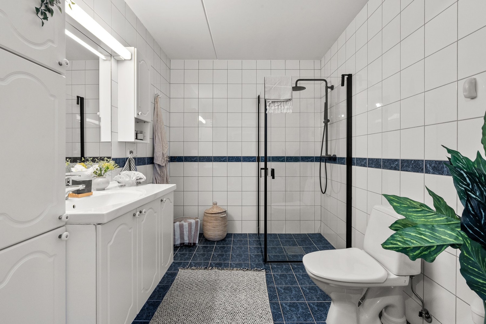 Flislagt bad fra 2002 med varmekabler i gulvet for ekstra komfort. Galleribilde