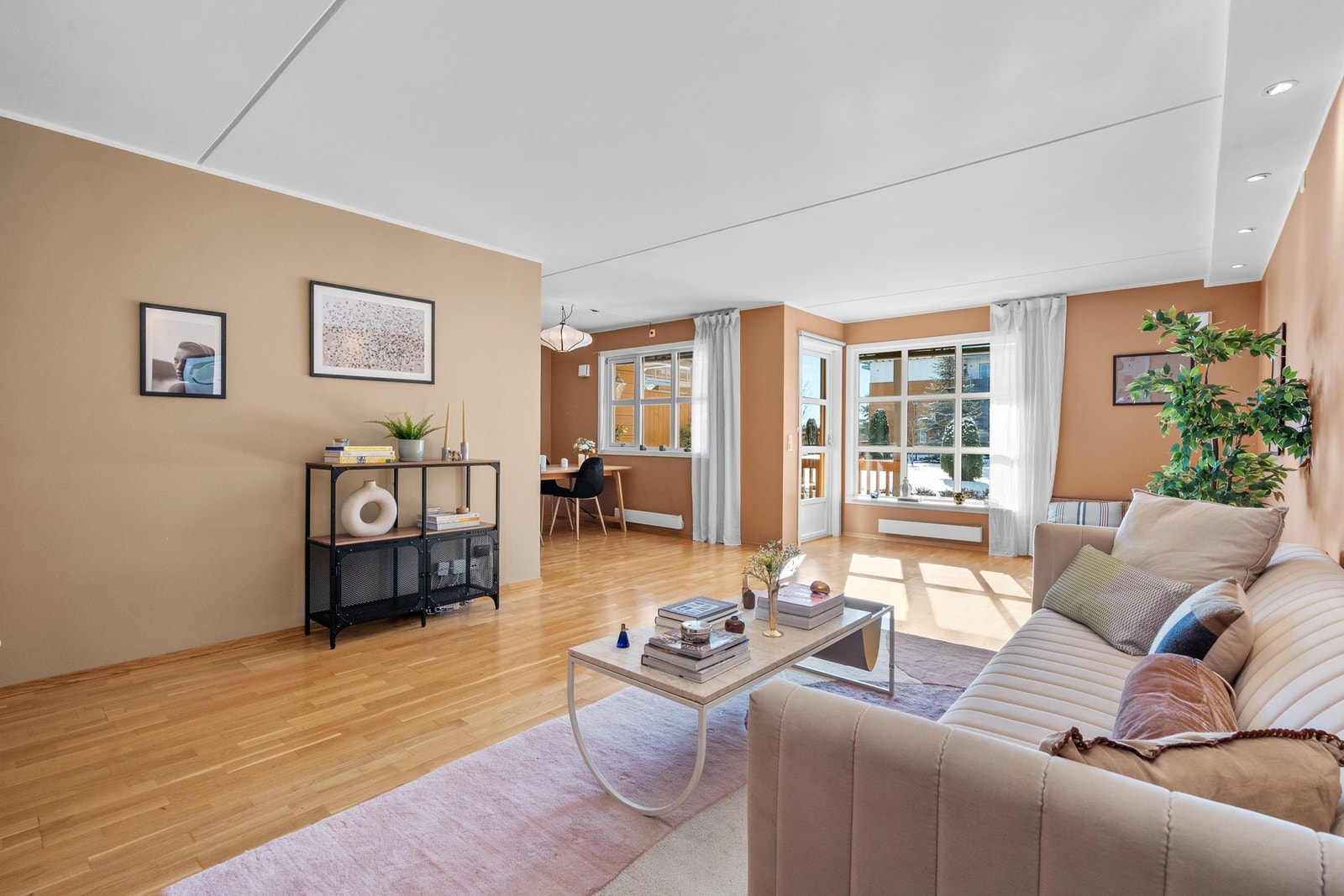 Her er det god plass til både en stor sofagruppe og medievegg - et perfekt sted for avslapning og sosiale sammenkomster. Galleribilde