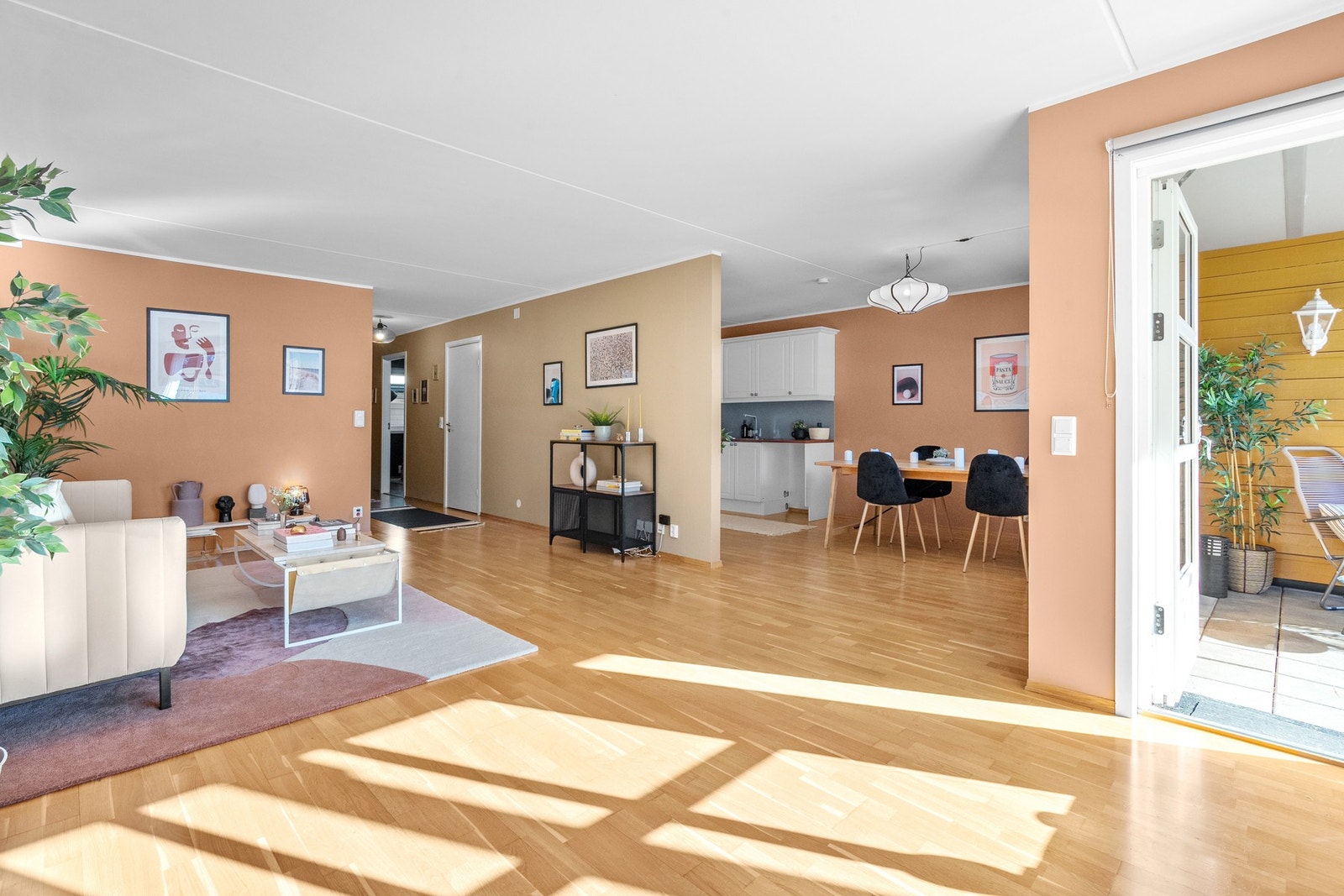 Kjøkkenet er delvis adskilt fra stuen. Galleribilde