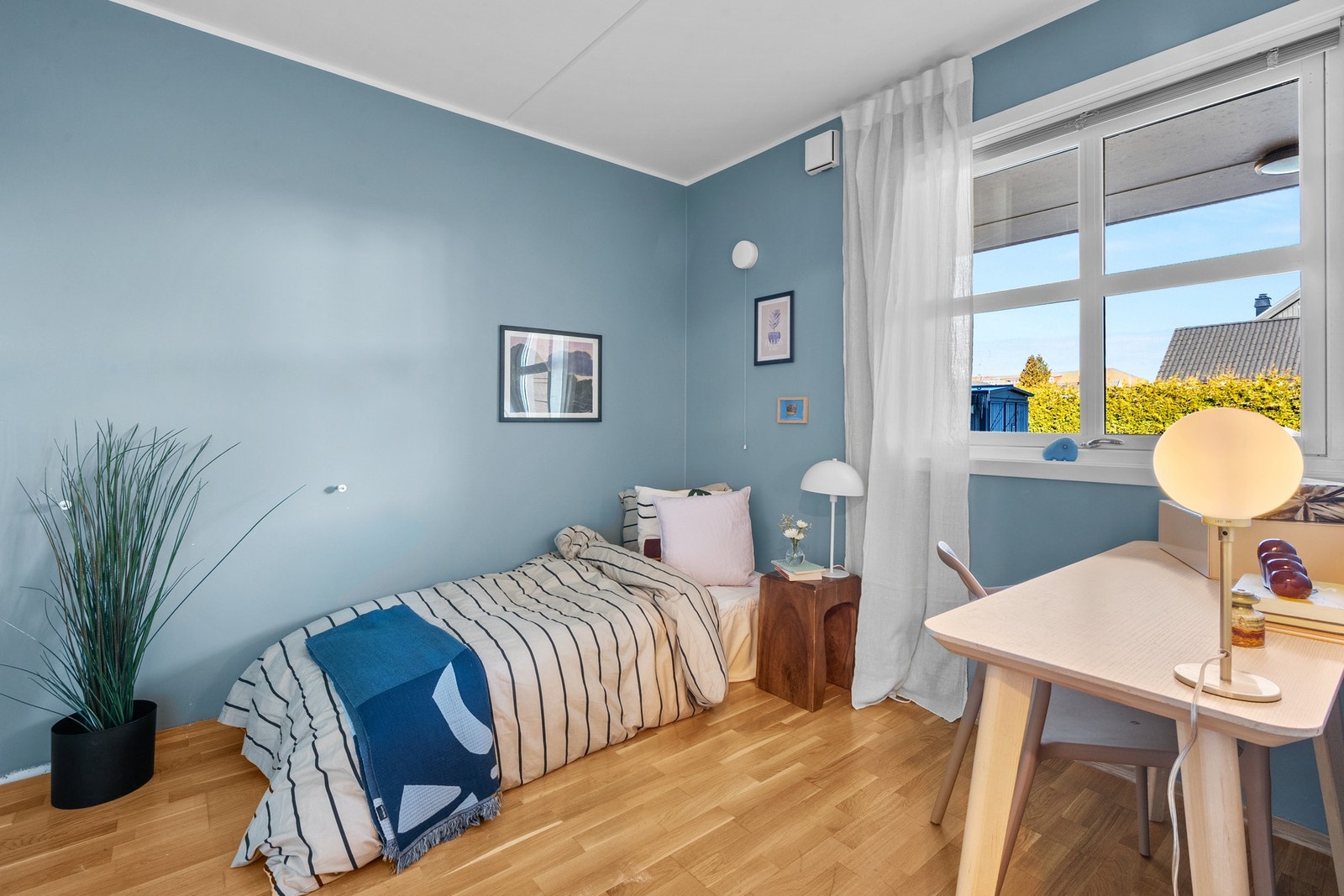 Soverom 2 har en behagelig blåfarge på veggene og er av god størrelse. Galleribilde