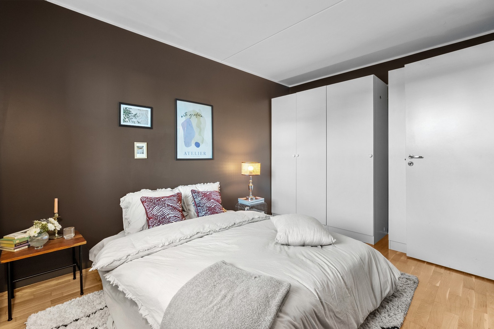 Garderobeskap gir gode oppbevaringsmuligheter. Galleribilde