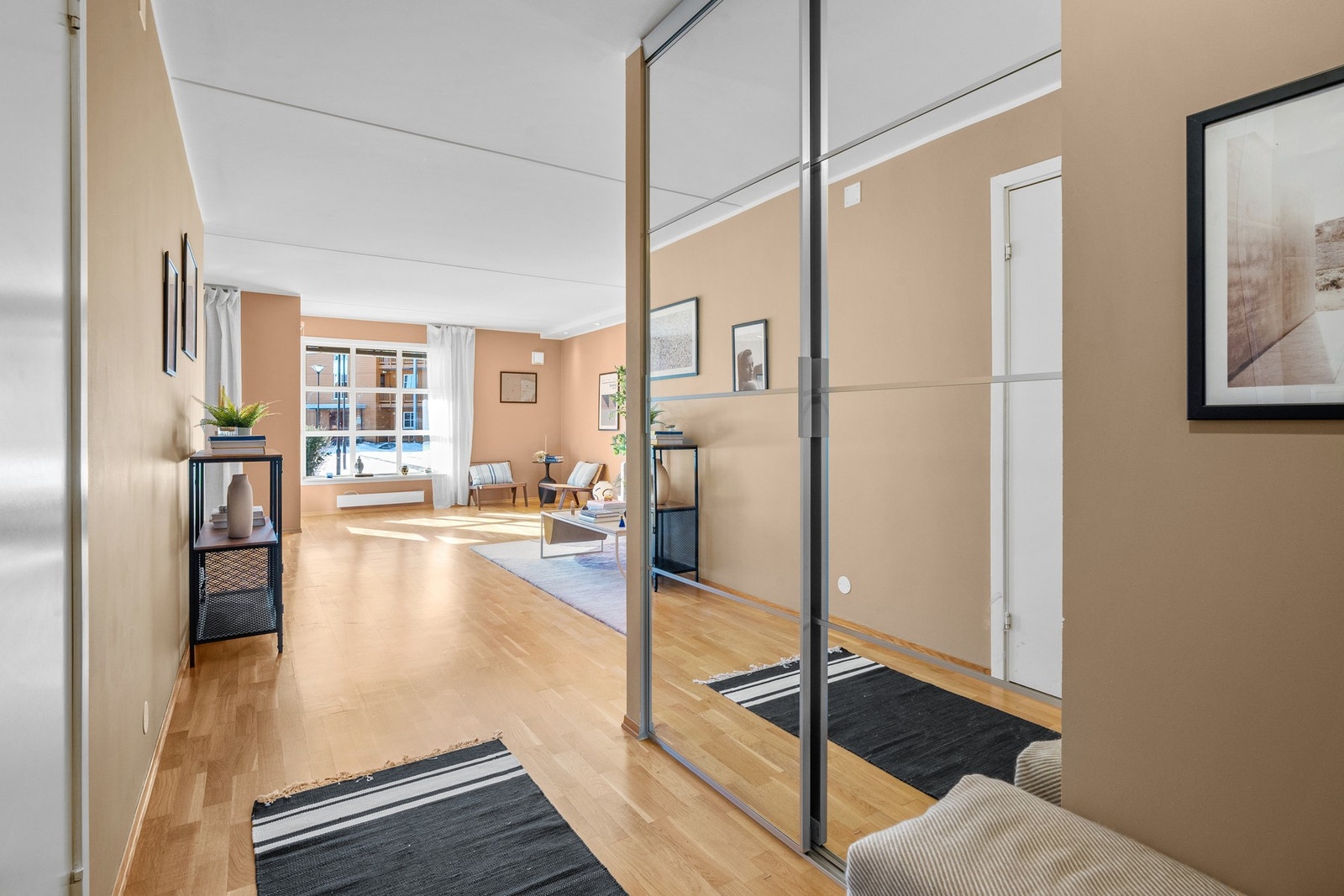 I entreen er det en praktisk speildørsskyvegarderobe. Galleribilde