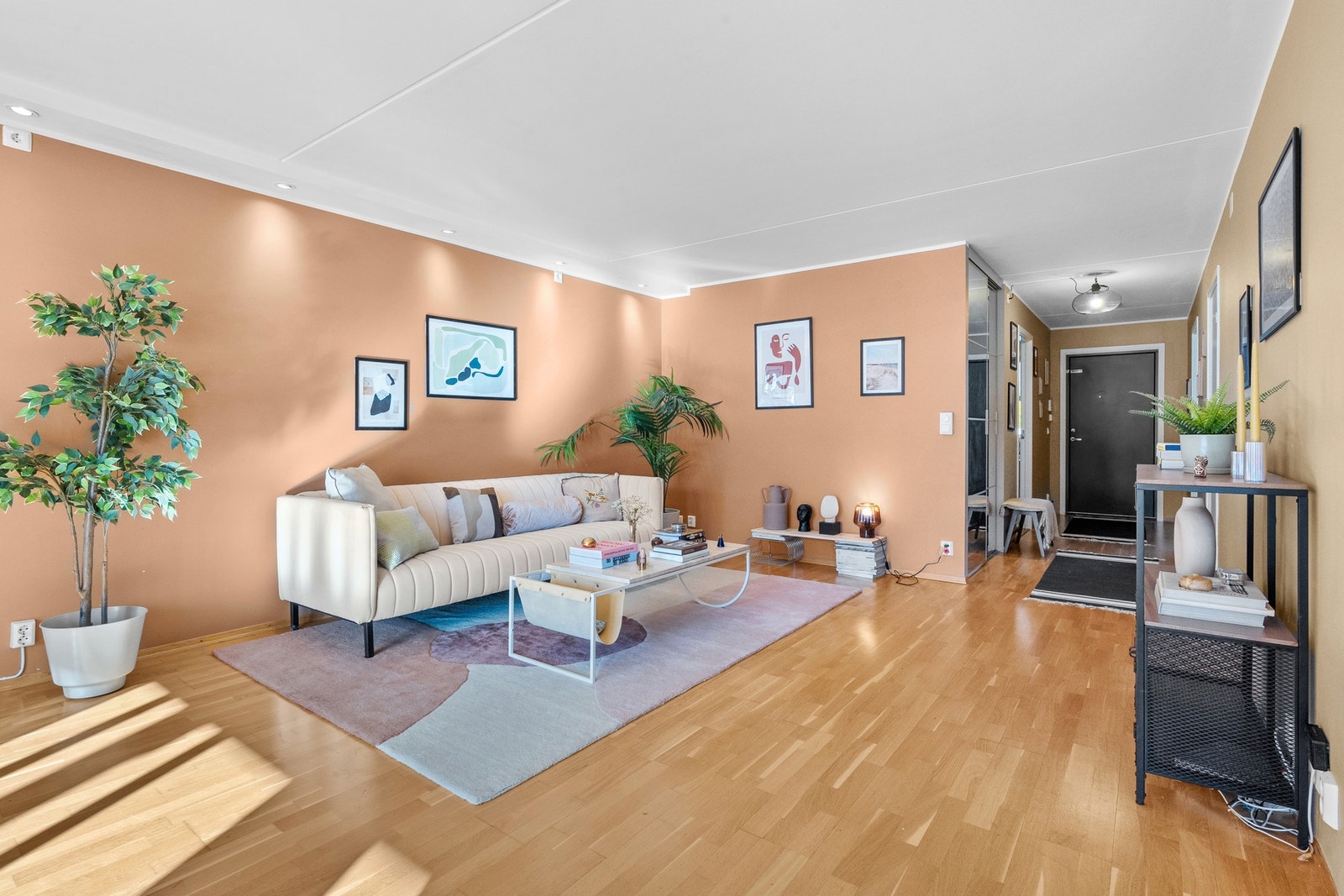 Sjekk ut denne flotte og lyse stuen. Galleribilde