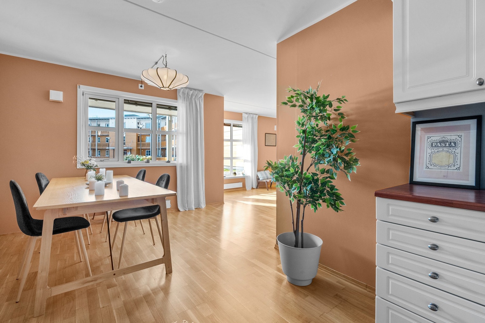 Ved vinduet er det mulighet for spisebord. Galleribilde