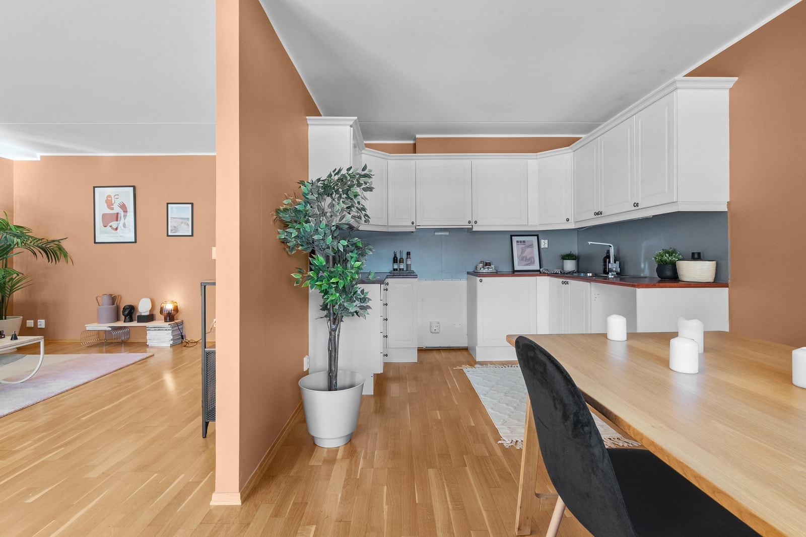 Den blå fargen mellom overskap og benkeplate tilfører et hint av sjarm. Galleribilde