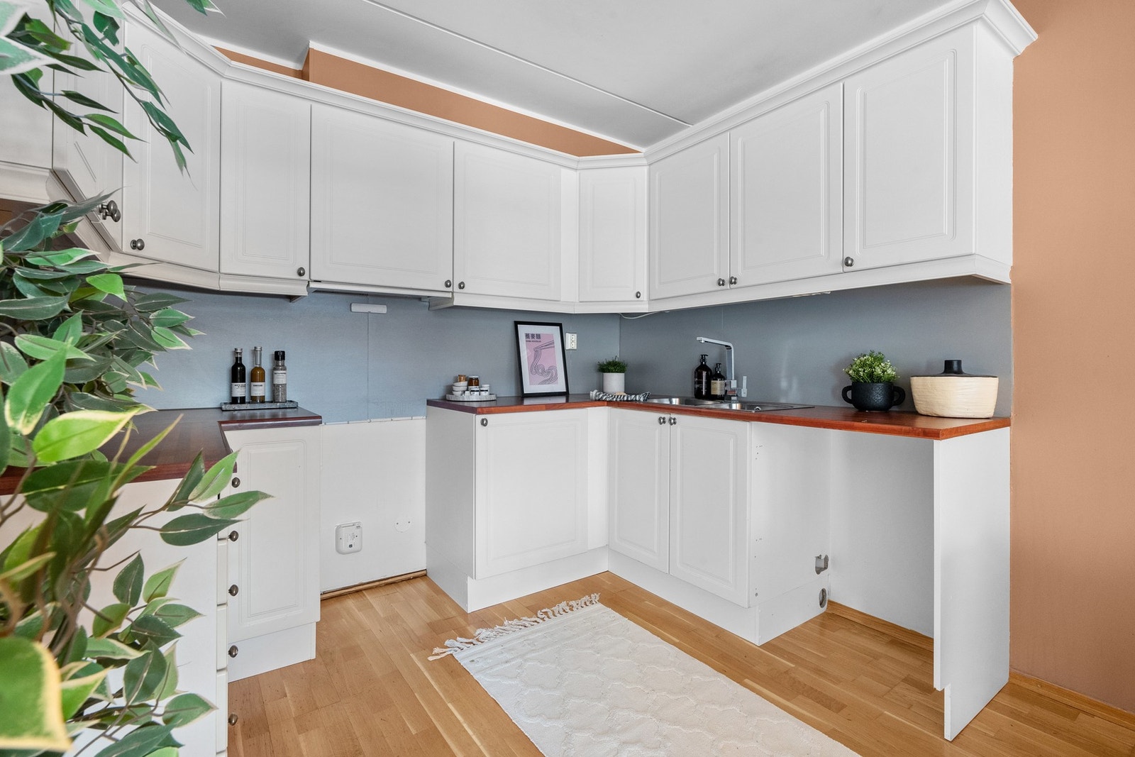 Her er det godt med skapplass og oppbevaring av kjøkkenutstyr. Galleribilde