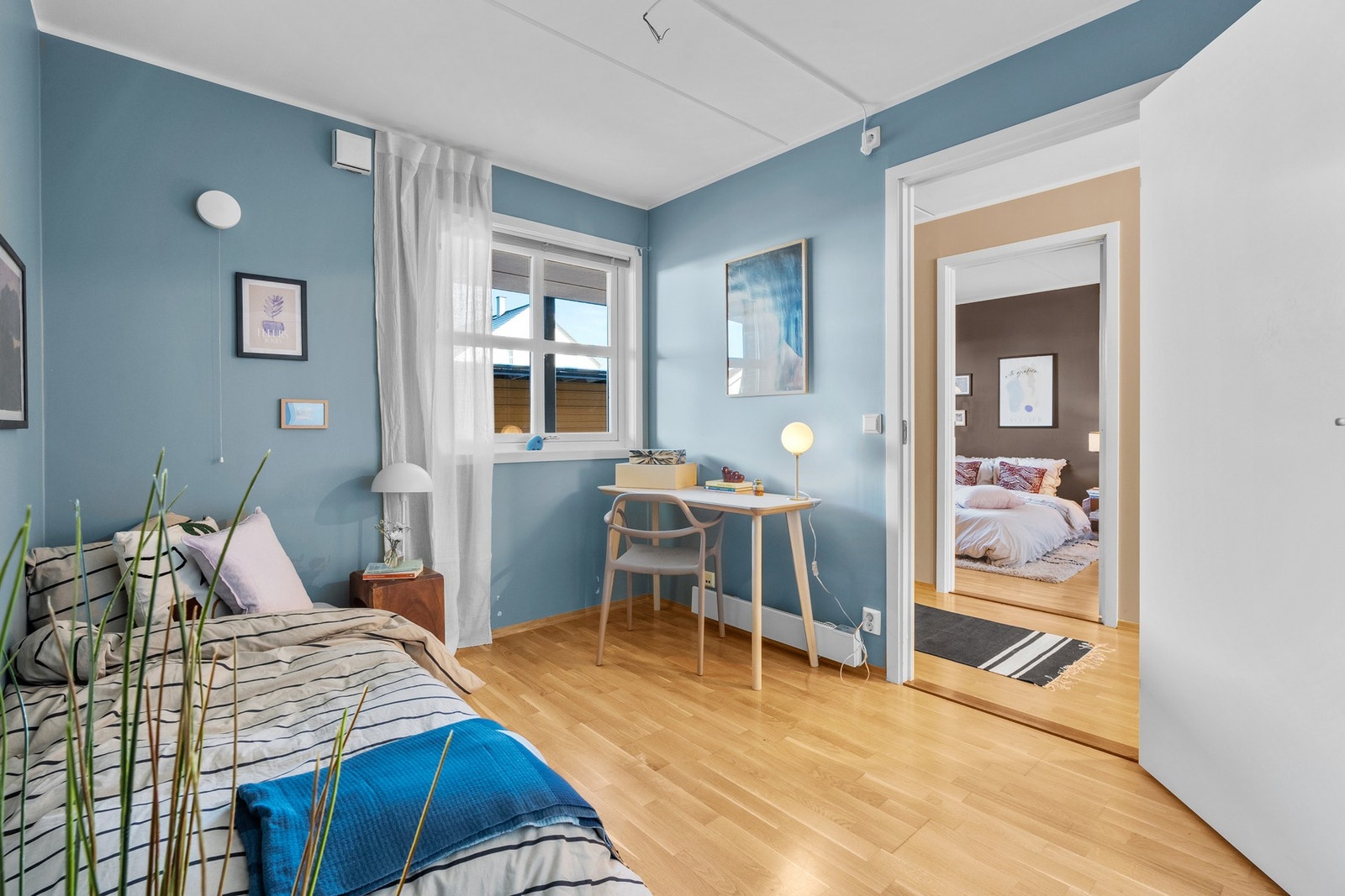 Soverom nr. 2 er perfekt som gjesterom, barnerom eller hjemmekontor. Galleribilde