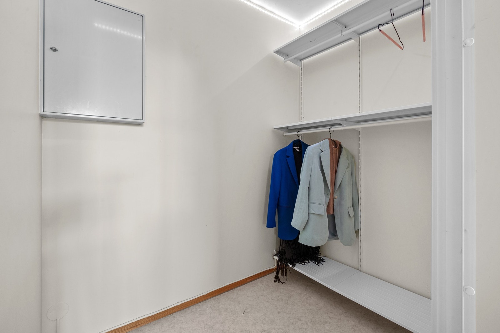 Bak garderoben skjuler det seg en innvendig bod - perfekt for oppbevaring av yttertøy og sesongvarer. Galleribilde