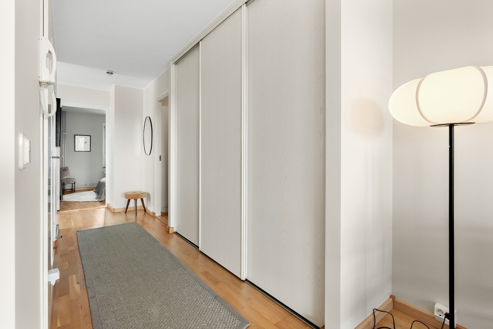 Boligen har godt med lagringsplass i skyvedørsgarderobe i gang. Galleribilde