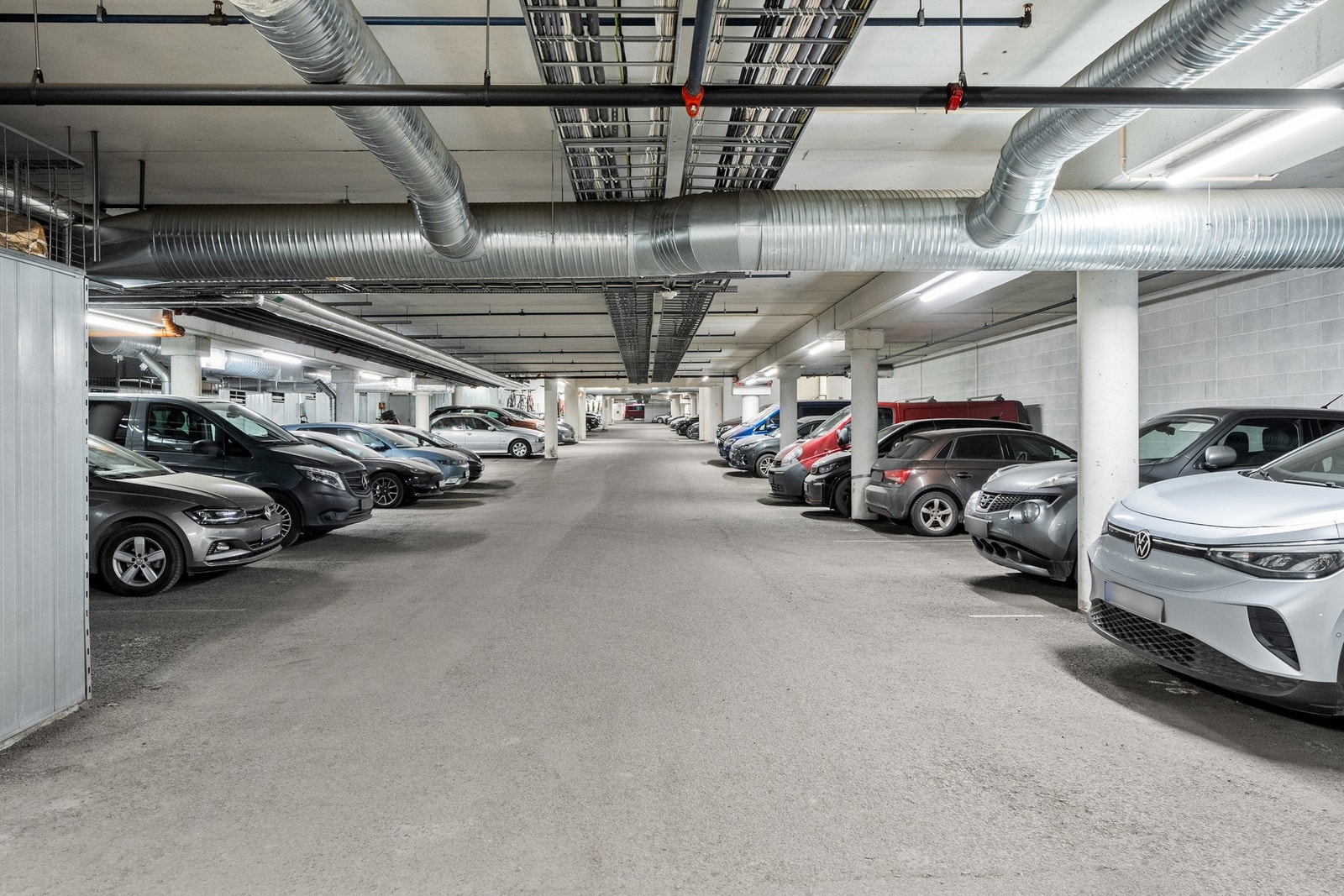 Adkomst til boligen via heis eller felles trappegang. Med boligen medfølger det garasjeplass i felles kjeller. Her kan du gå tørrskodd inn i egen leilighet Galleribilde