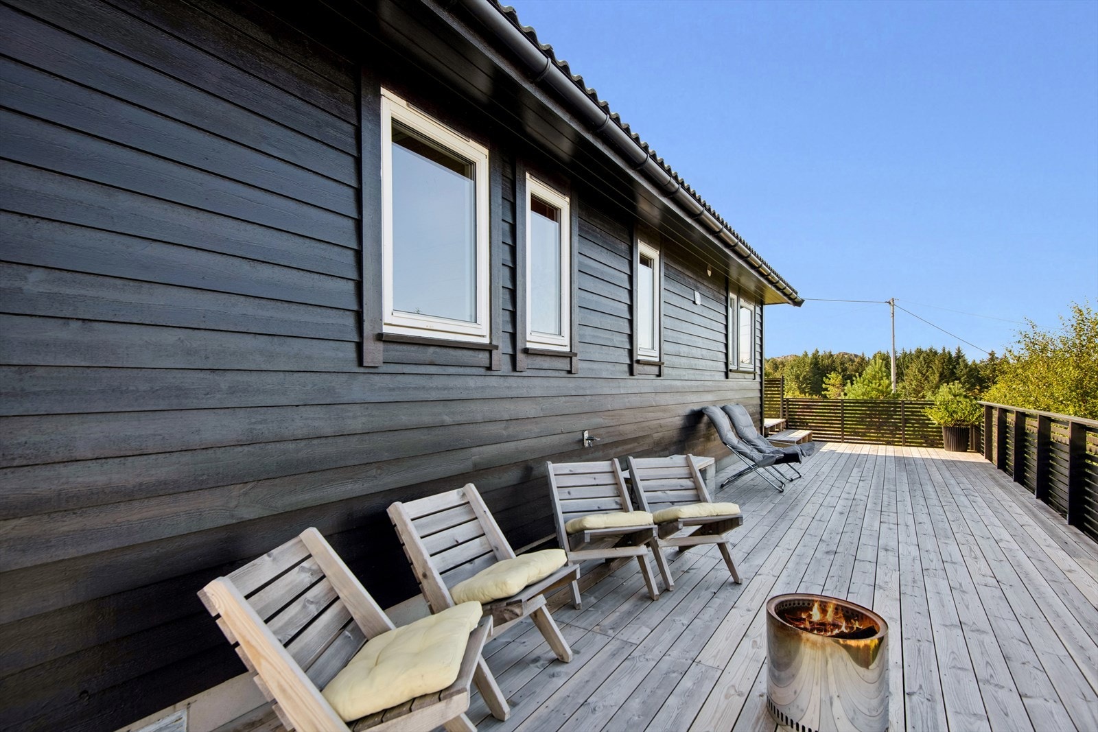 Her kan man fint sitte å nyte den flotte utsikten mot havet og den nydelig skjærgården. Galleribilde