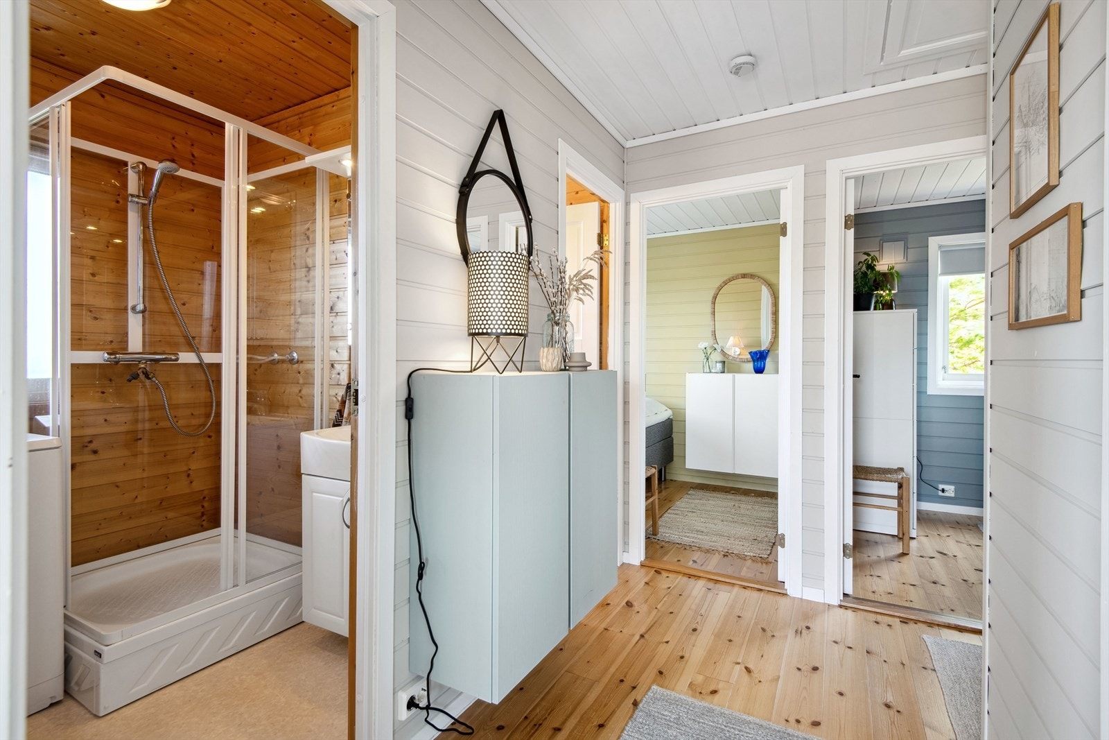 Fra entréen fører gangen deg inn i en åpen stue/kjøkkenløsning. Galleribilde