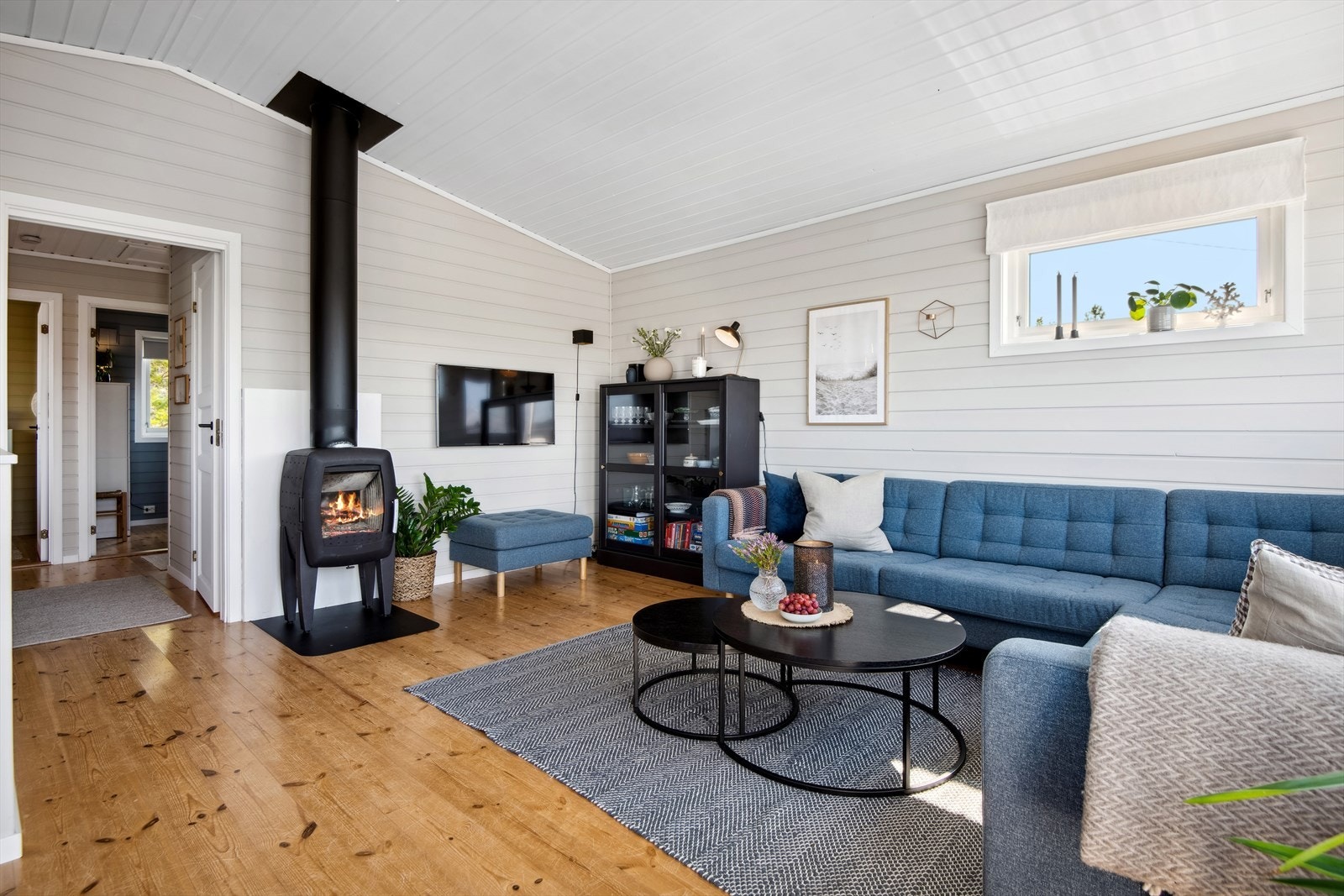 Stuen/spisestuen er romslig med plass til både sofagruppe og spisebord. Galleribilde