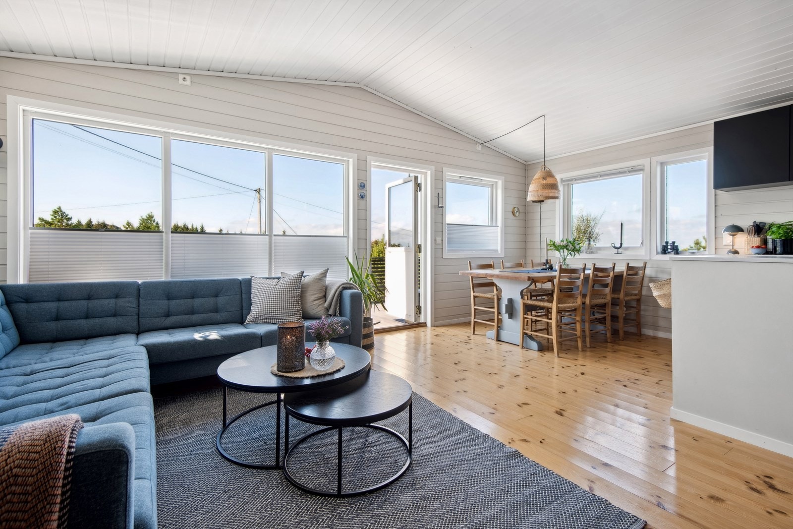 . De store vinduene slipper inn rikelig med naturlig lys, noe som gjør hytten lys og trivelig. Galleribilde