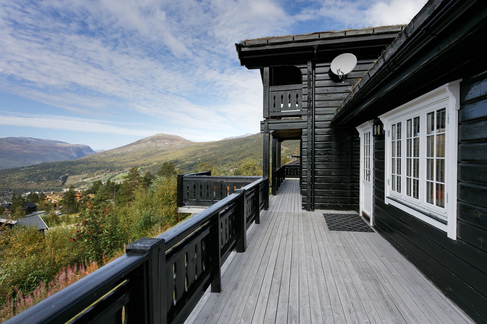 Terrasse i fremkant av boligen Galleribilde