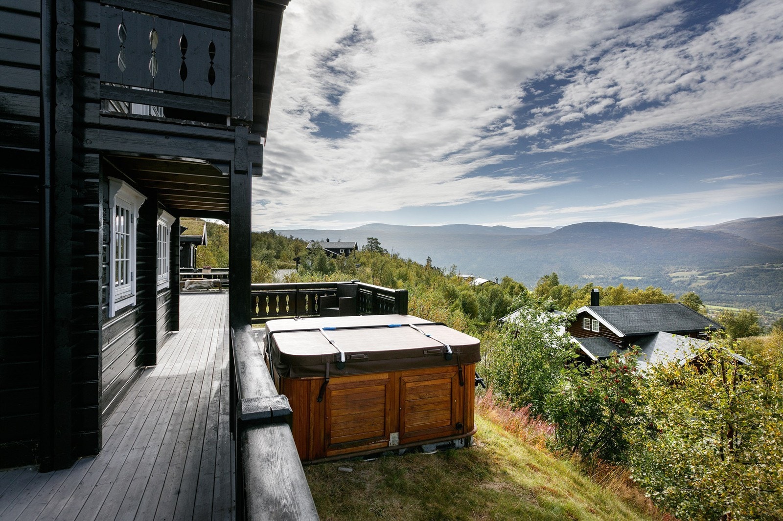 Jacuzzi med adkomst fra terrassen mot syd Galleribilde