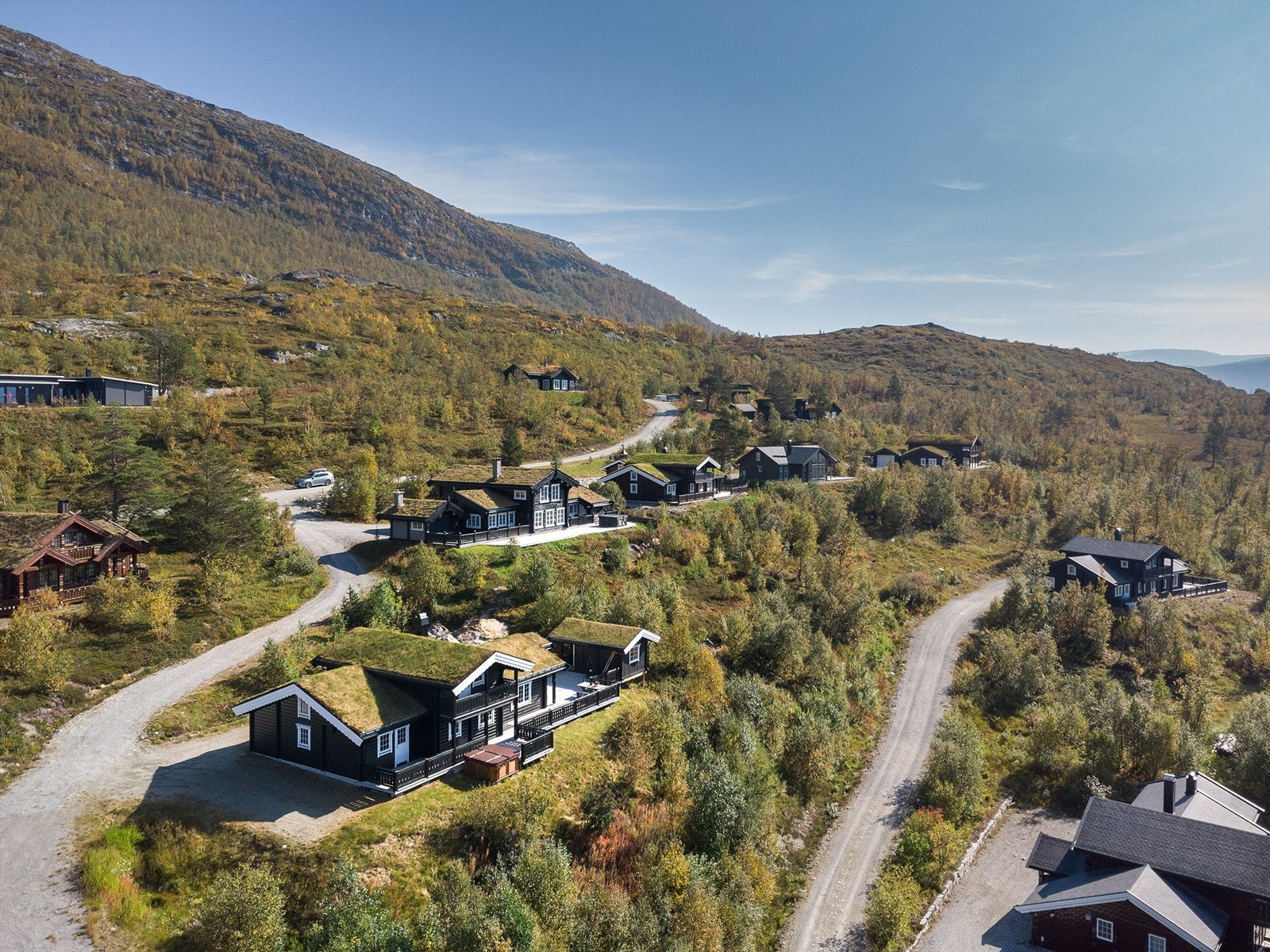 Dronebilde av eiendommen tatt fra vest mot øst Galleribilde