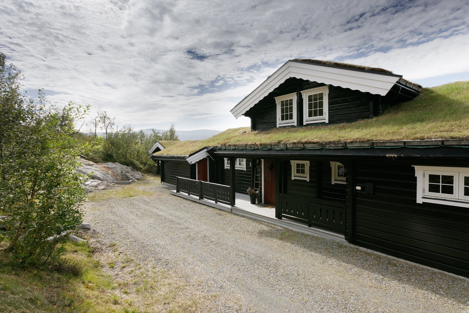 Gode parkeringsmuligheter på egen tomt. Det er montert el-bil lader på eiendommen Galleribilde
