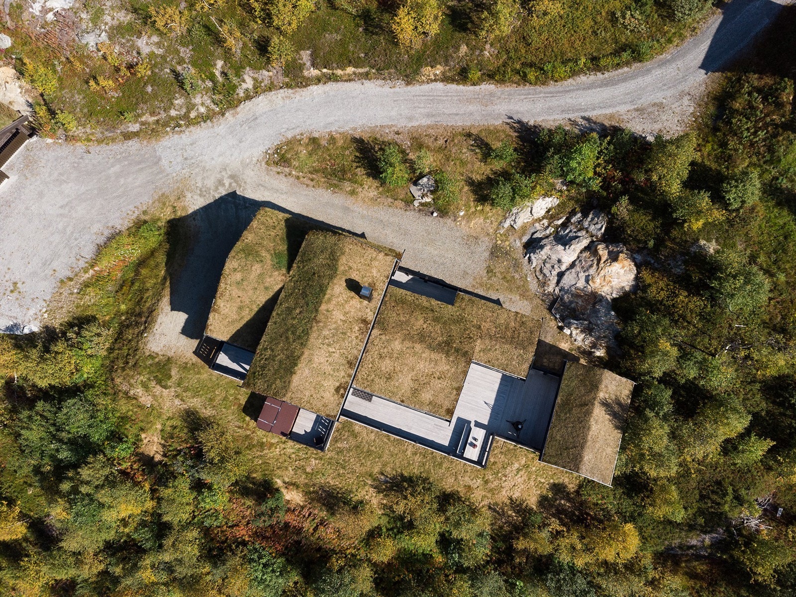 Dronebilde av eiendommen tatt fra fugleperspektiv Galleribilde