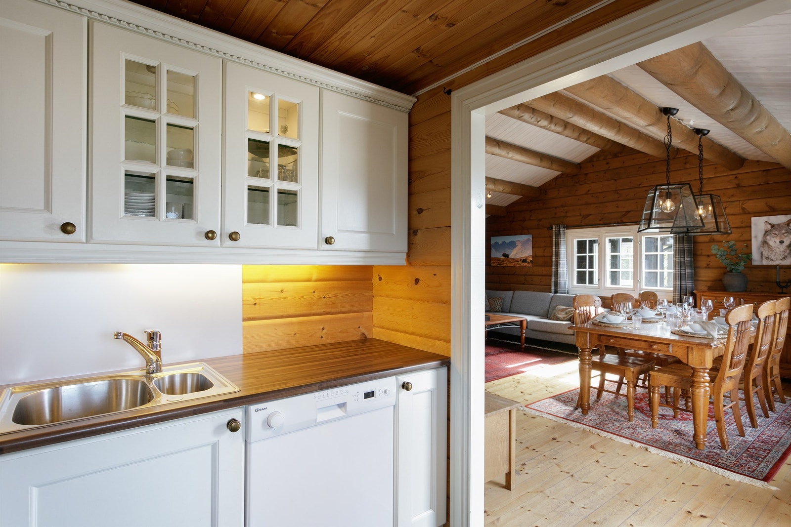 Kjøkenet har kjøl/fryseskap, oppvaskmaskin og komfyr. Kjøkkenventilator med avtrekk ut. Galleribilde