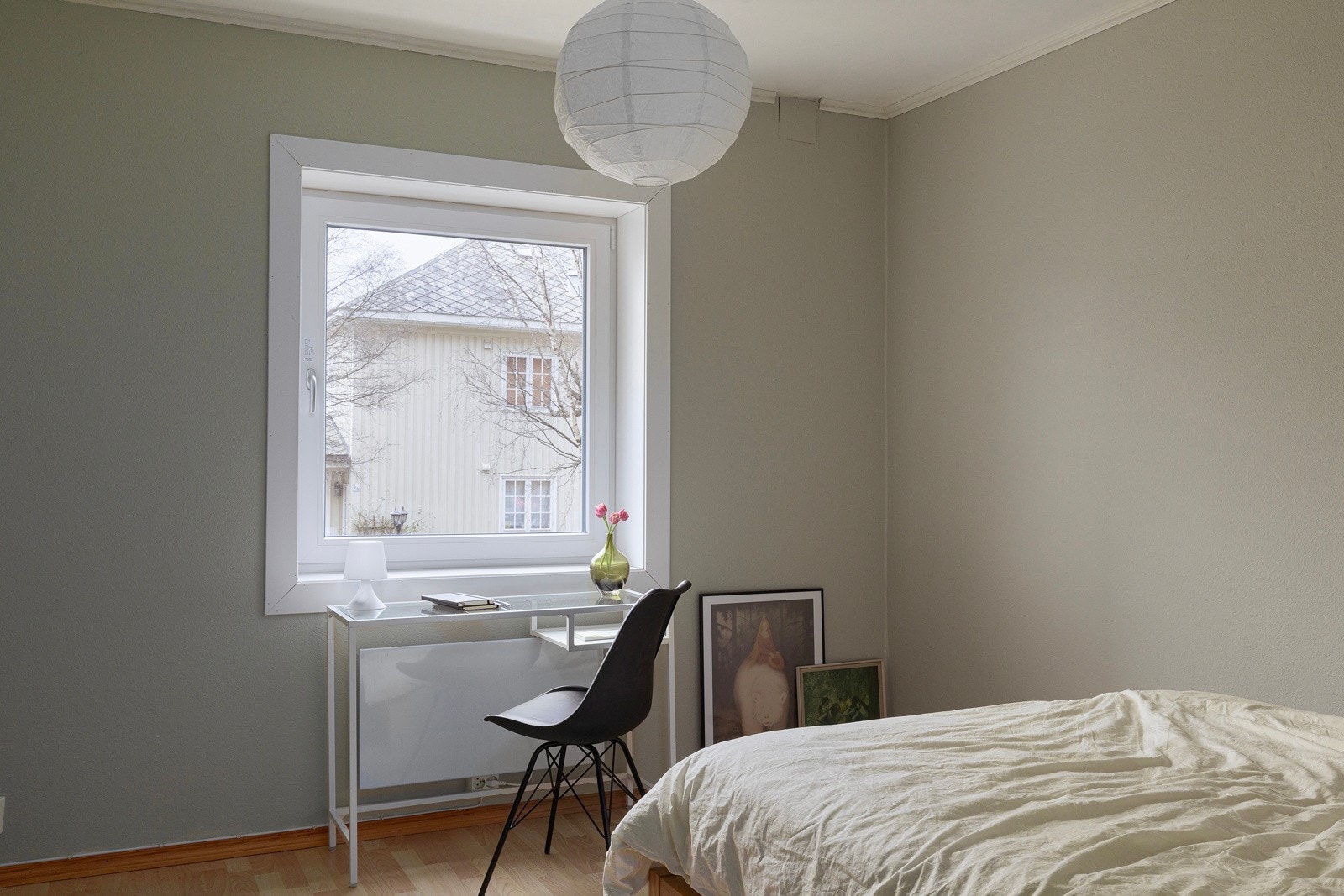 Begge rommene har god plass til garderobeløsninger og arbeidspult. Galleribilde