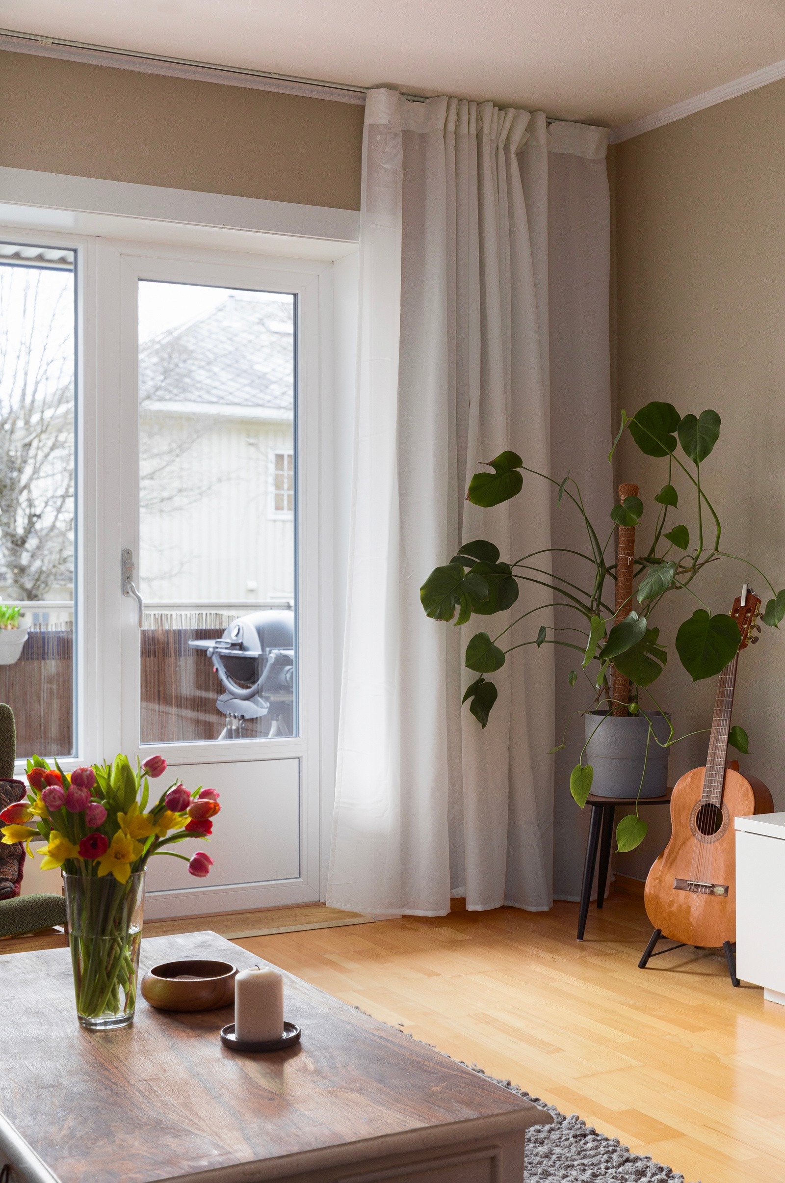 Leiligheten har store vindusflater som strekker seg fra gulv til tak, noe som gir masse naturlig lys inn i leiligheten og en god atmosfære. Galleribilde