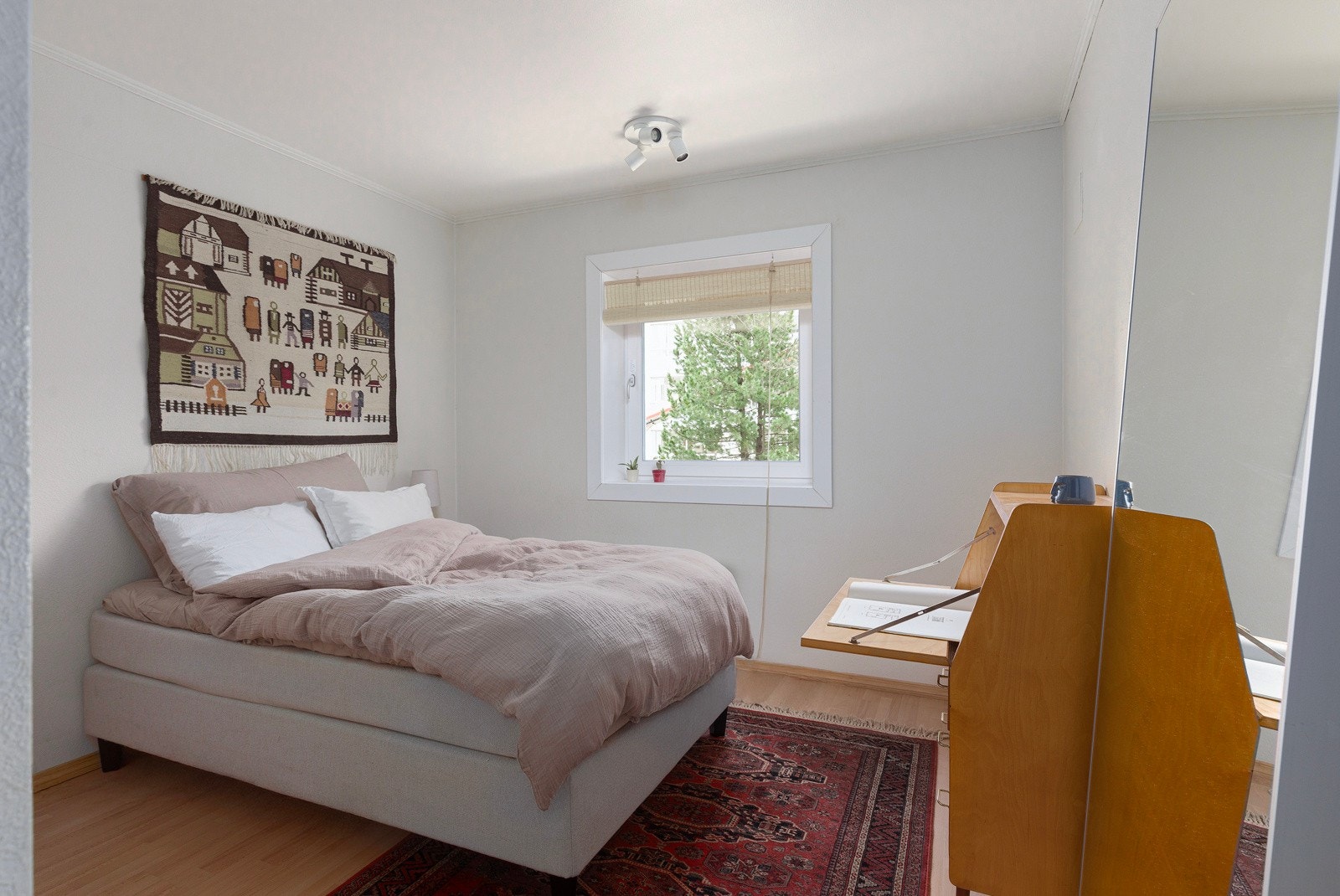 Leiligheten har to gode soverom på hhv. 13 og 11 kvm. Soverommene har en fin plassering, adskilt av gangen. Galleribilde