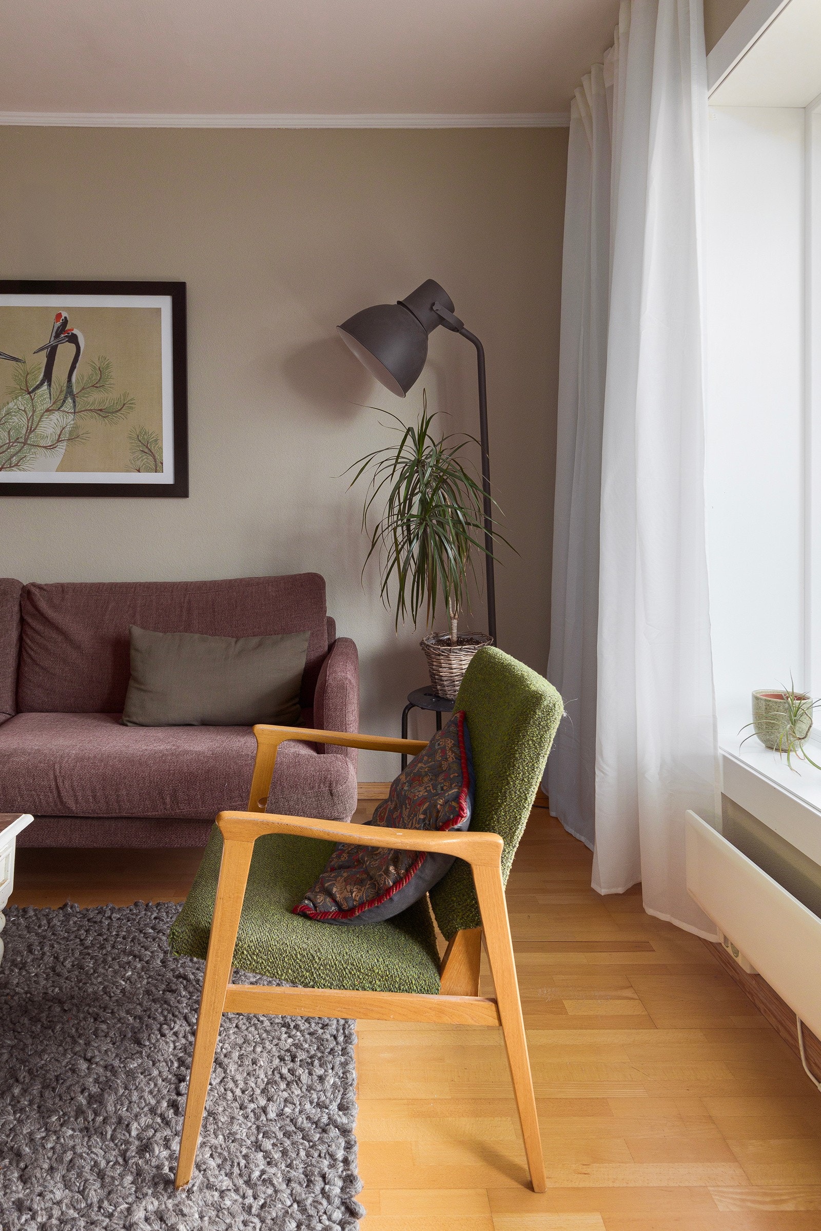 Her får man en usjenert plassering i høy første etasje, som i praksis omtrent ligger som etasje to over gateplan. Galleribilde