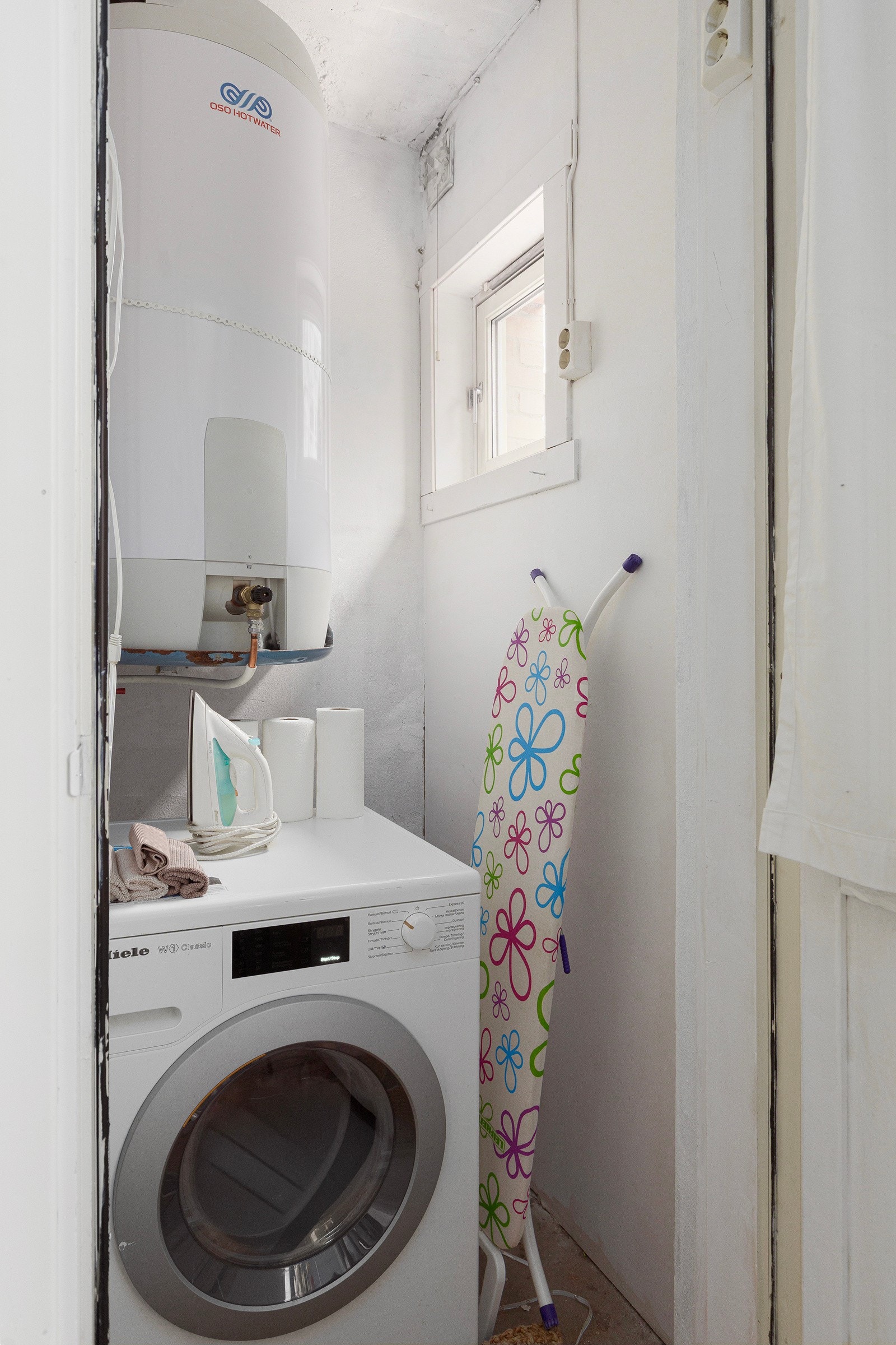 Praktisk vaskerom innenfor kjøkkenet. Galleribilde