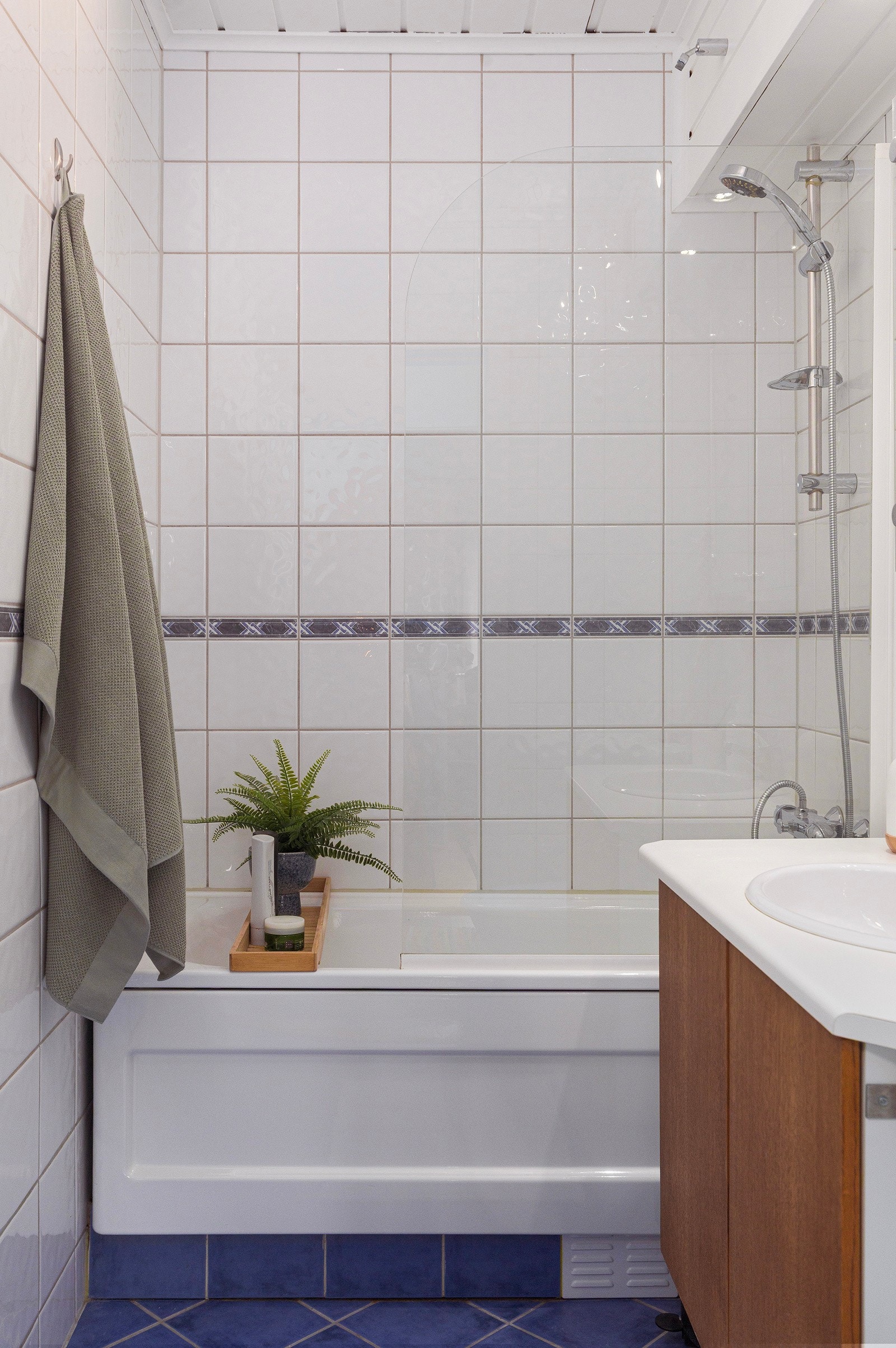 Flislagt bad med badekar på 3,5. Galleribilde