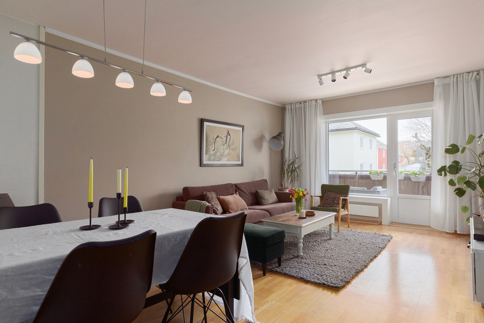 Stua er på 21 kvm. og her har man god plass til spisebord. Leiligheten er malt i moderne farger og fremstår med et tidsriktig uttrykk. Galleribilde