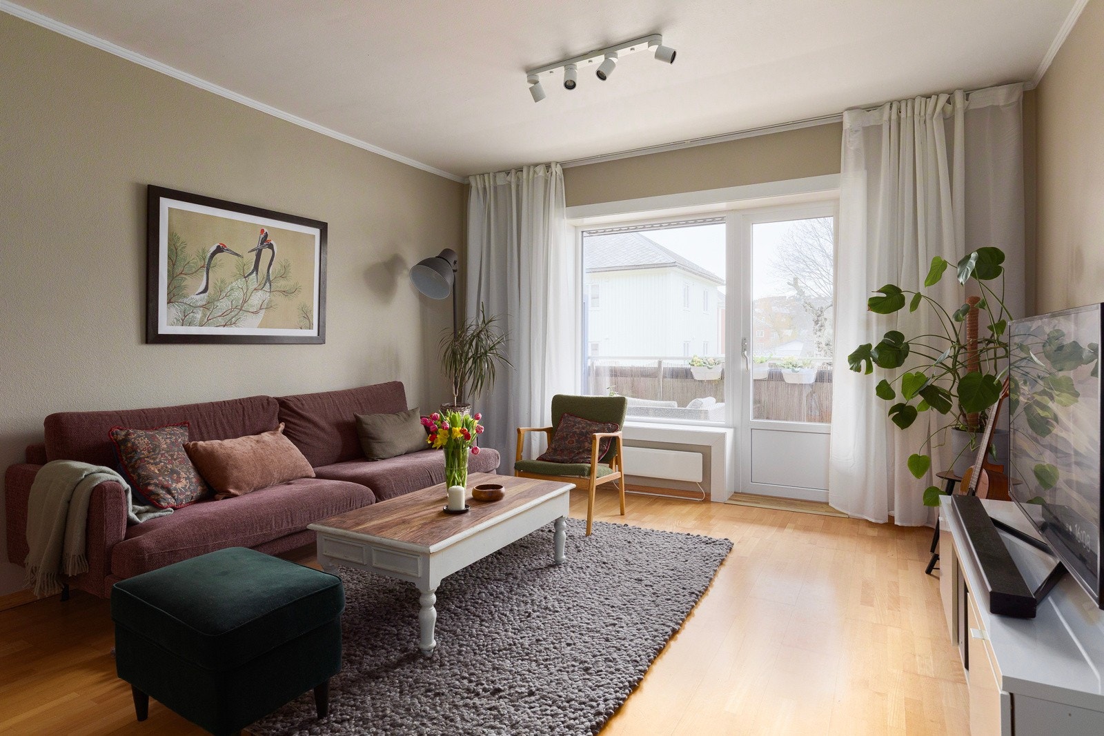 Leiligheten har en fin planløsning med adskilt stue og kjøkken, samt to romslige soverom. Galleribilde