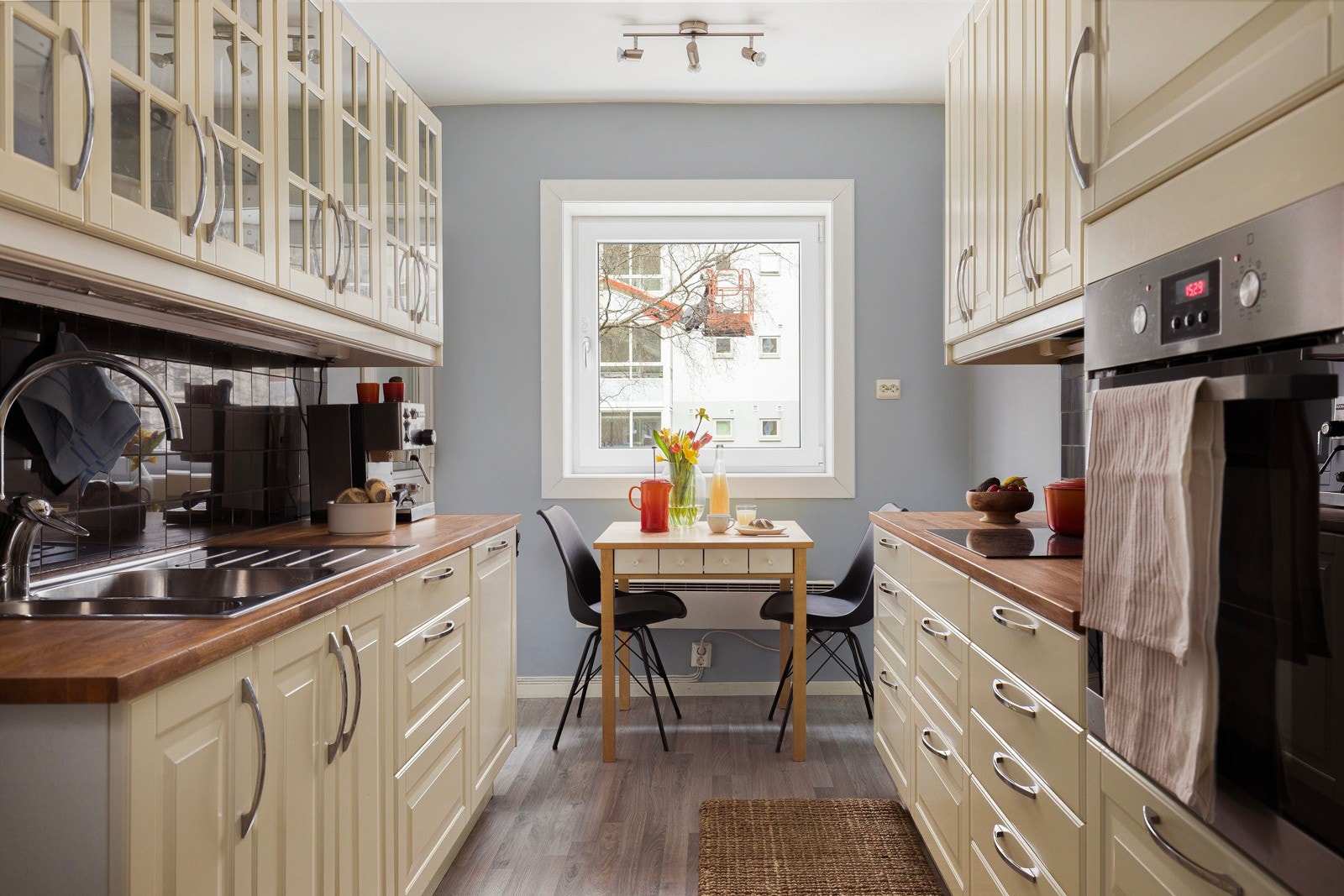 Pent kjøkken med profilerte fronter og benkeplate i tre på 11 kvm. Her har man rikelig med lagringsplass og plass til frokostbord ved vinduet. Galleribilde