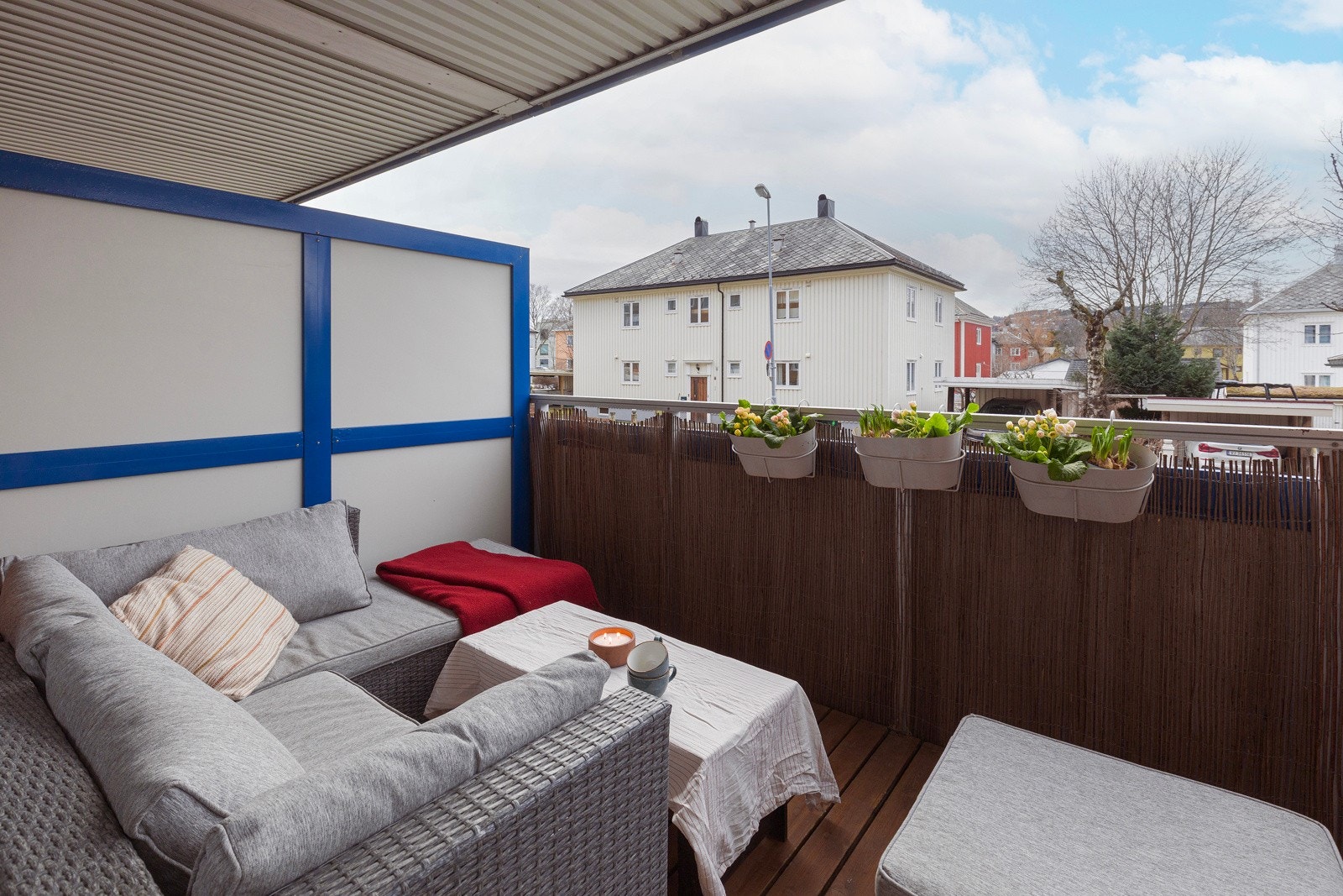 Fra stua har man direkte utgang til privat balkong på 8 kvm. Galleribilde