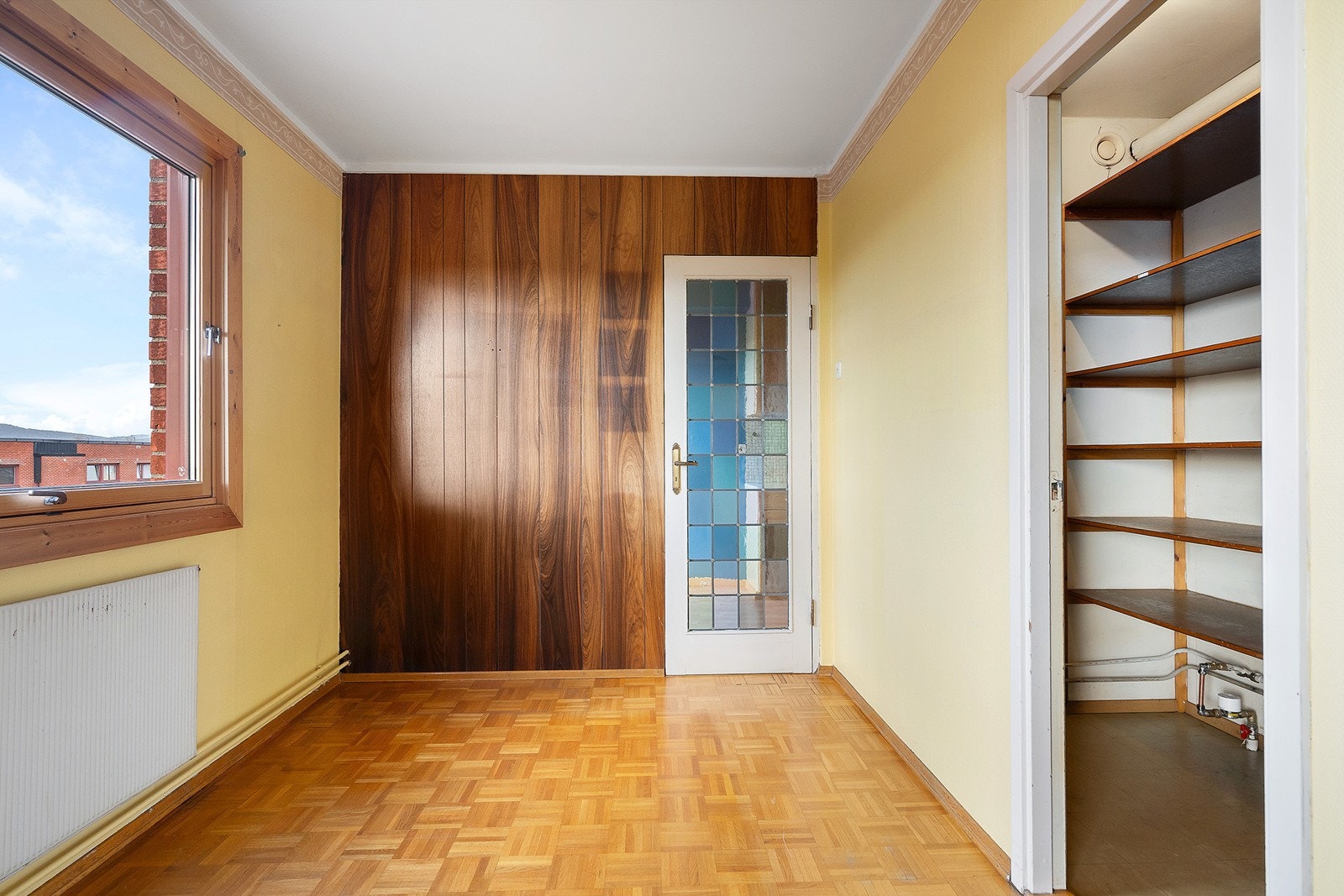 Inngang fra stue til bod med hyller Galleribilde