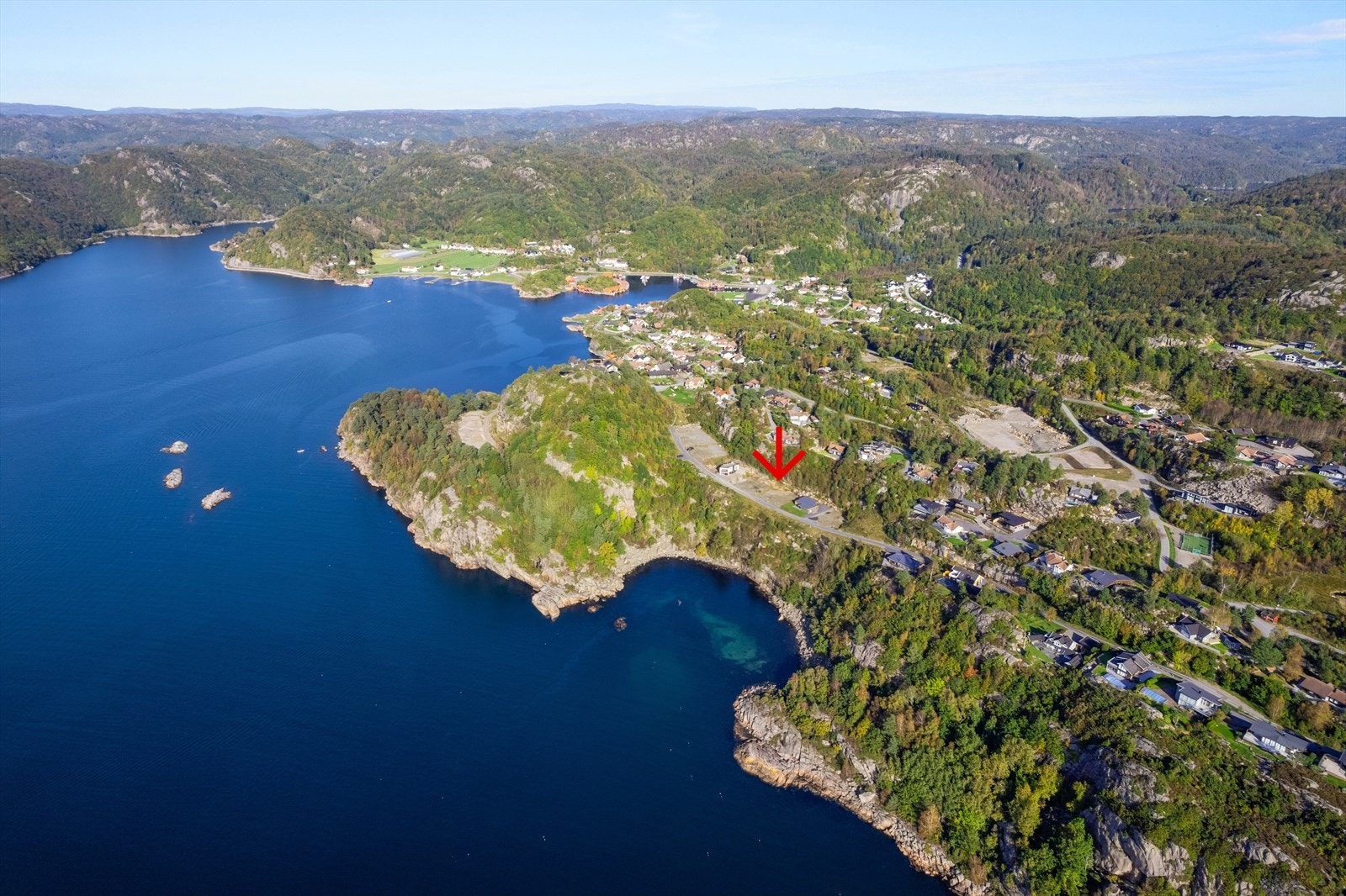 Aktiv Eiendomsmegling har gleden av å kunne presentere Ravnefjellveien 9. Galleribilde