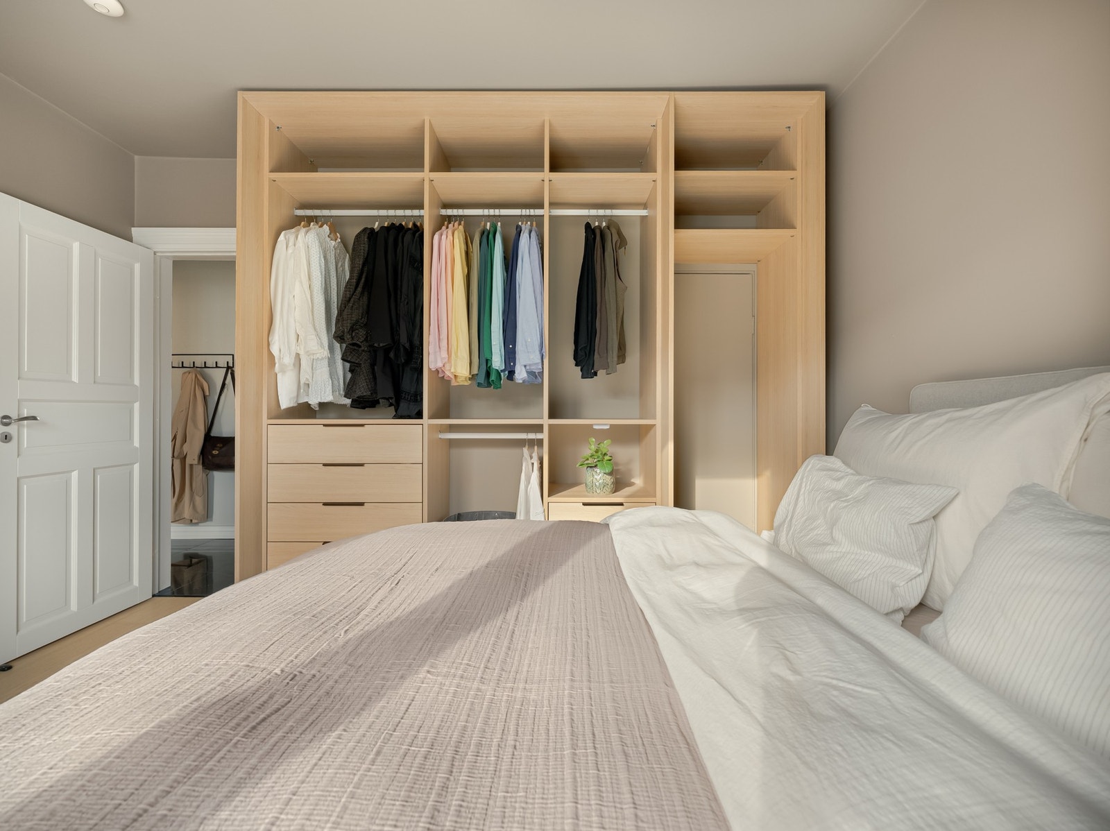 Garderoben er ikke bare en praktisk oppbevaringsløsning, men også et stilfullt element som komplimenterer rommets helhetlige design. Galleribilde