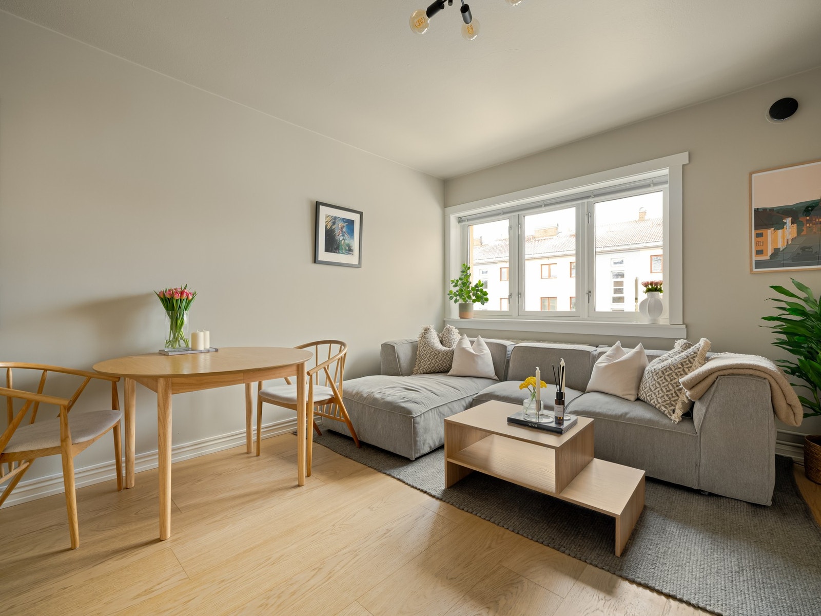 Her er det fin plass til både større sofagruppe og spisebord, slik det er innredet med i dag. Galleribilde