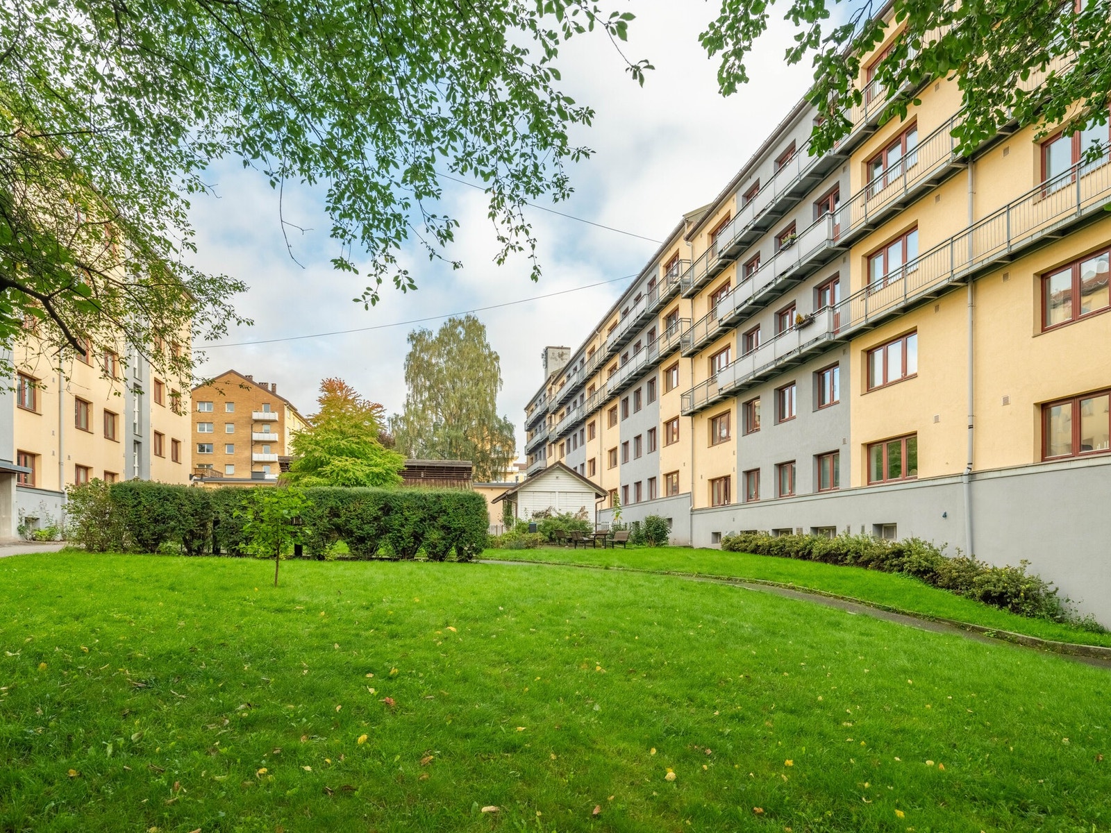 Rett utenfor døren er det store og frodige grøntområder, til glede for beboerne. Galleribilde