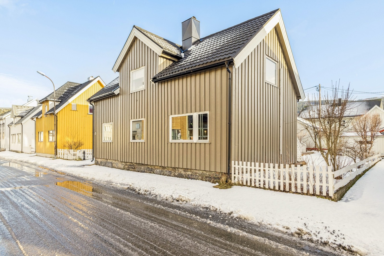 Boligen ligger svært sentralt med kort avstand til Sjøgata, Sjøsiden og andre servicefunksjoner i sentrum. Galleribilde
